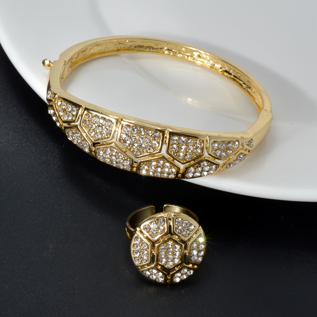 ZEADEAR mis zargarlik to'plami hashamatli va nafis bo'lib, go'zal mozaika naqshida porlaydigan Zirconia bilan bezatilgan. Ushbu to'plam ajoyib Geometrik Pentagon marjon, bilaguzuk, sirg'a va uzukni o'z ichiga oladi, to'ylar va banketlar uchun mukammal.