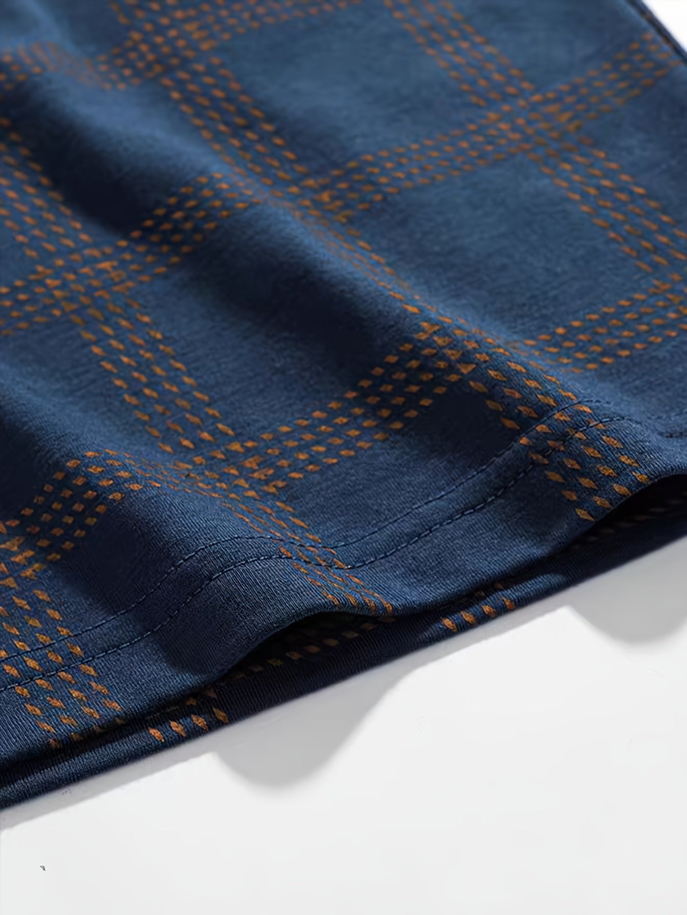 Erkaklar uchun ko'k va jigarrang rangdagi kletka naqshli pijama shimlari, qulay polyesterdan tayyorlangan, elastik bel bandi bilan. Bahor/kovak uchun mos, qulay va mashinada yuvish mumkin. Kletka naqsh va to'qilgan mato xususiyatlariga ega.