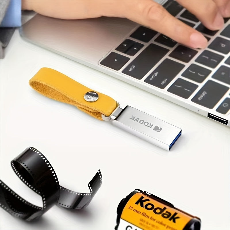 KODAK K122 USB 2.0 Metall Flesh Drayv zarbaga chidamli va 16GB, 32GB, 64GB va 128GB sig'imlarida mavjud.