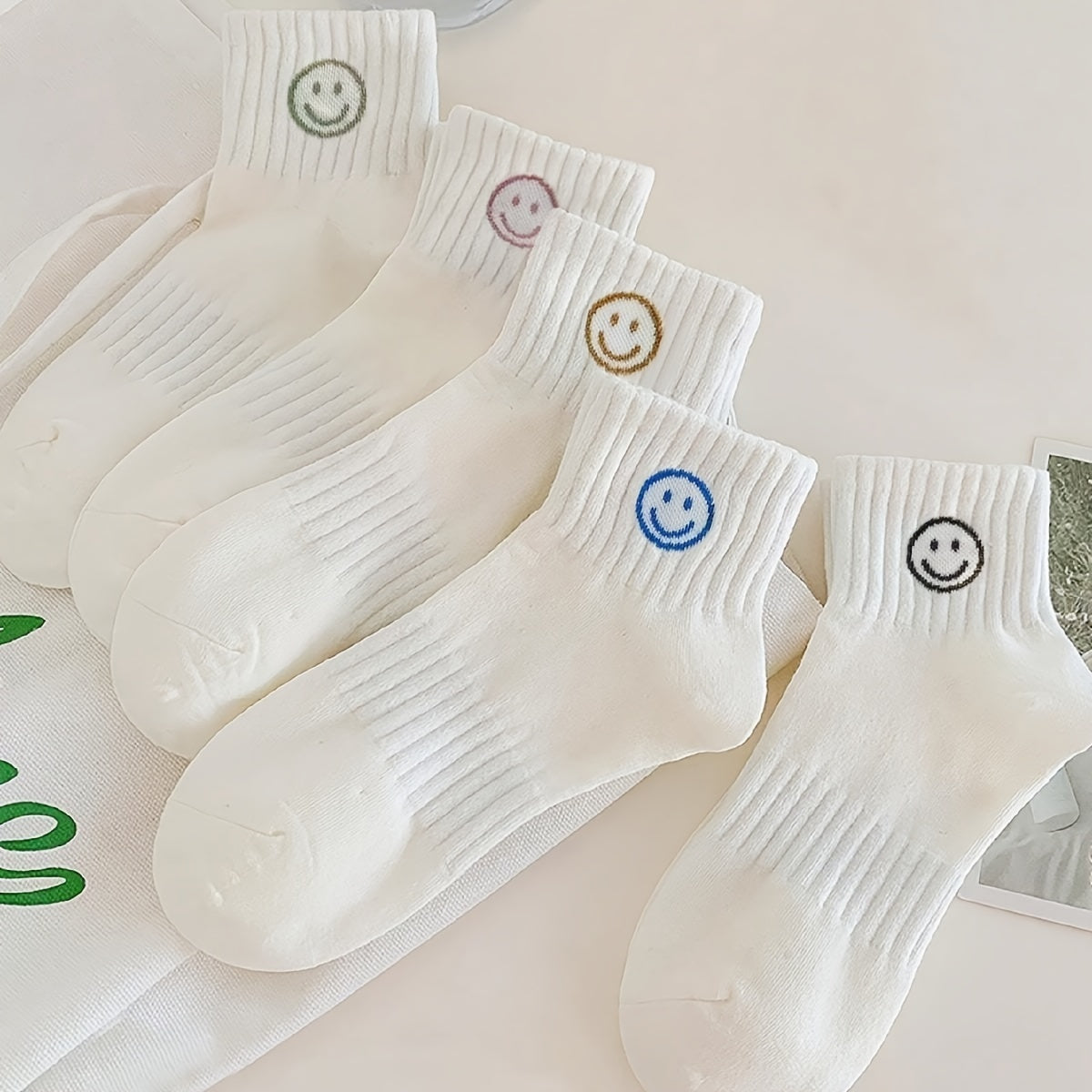 5 juft Ayollar uchun Qiziqarli Multfilm Yuzi Bilak Soxi rangli assortida. Yumshoq polyester va elastan aralashmasidan tayyorlangan, mashinada yuvish mumkin.