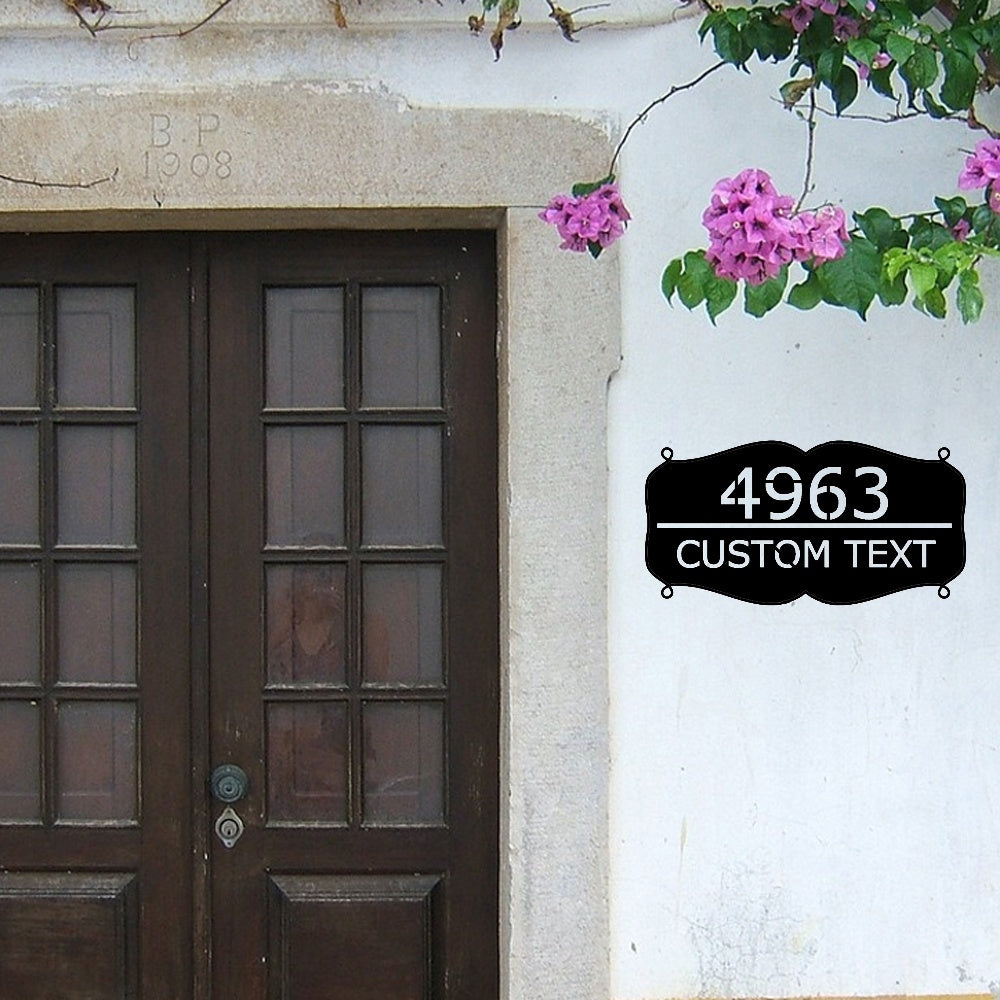 Zarif Metall Oila Ism Plitkasi - Shaxsiylashtirilgan Qora Devor Dekori, Mustahkam Metall Qurilishi, Yashash Xonasi, Kirish Joyi va Maxsus Tadbirlar uchun Mukammal. 14 yosh va undan katta yoshdagilar uchun mos Siluet Dizayni mavjud.