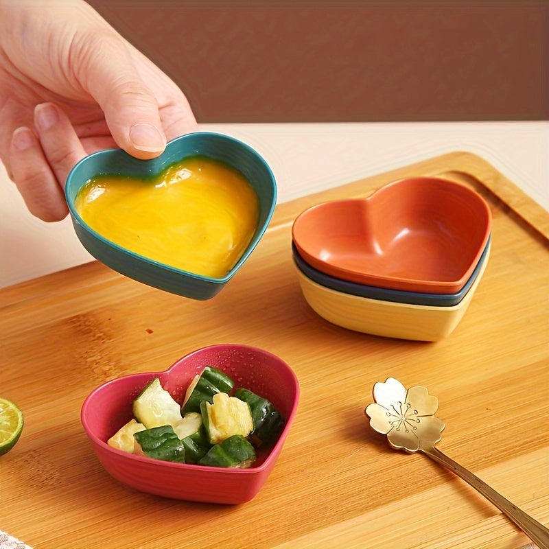 Seis cuencos en forma de corazón hechos de paja de trigo para salsas, condimentos y aperitivos