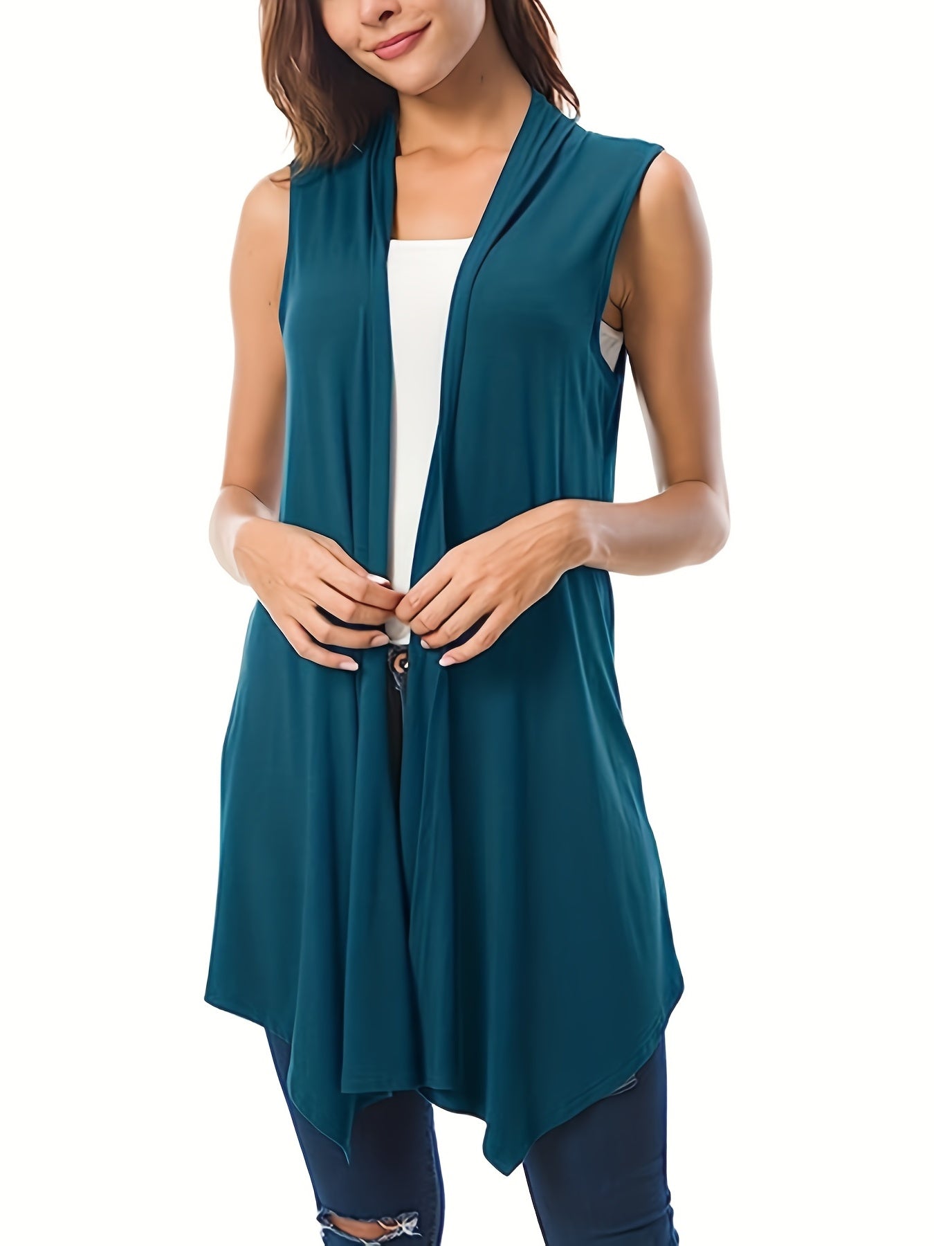 Ayollar uchun ochiq old qismi va asimmetrik qirralari bo'lgan plussayzli yengsiz yopqichlar.