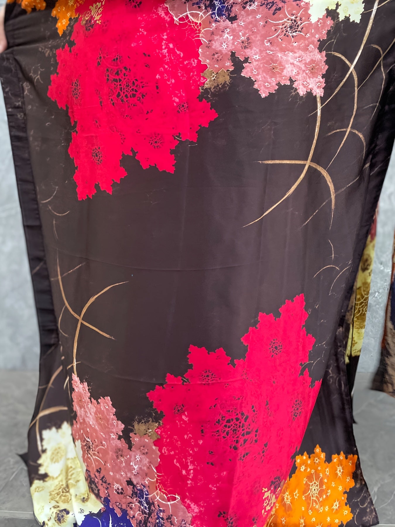 Ayollar uchun kattaroq o'lchamdagi gul naqshli uzun ko'ylak, qisqa qo'llar va sharf bilan