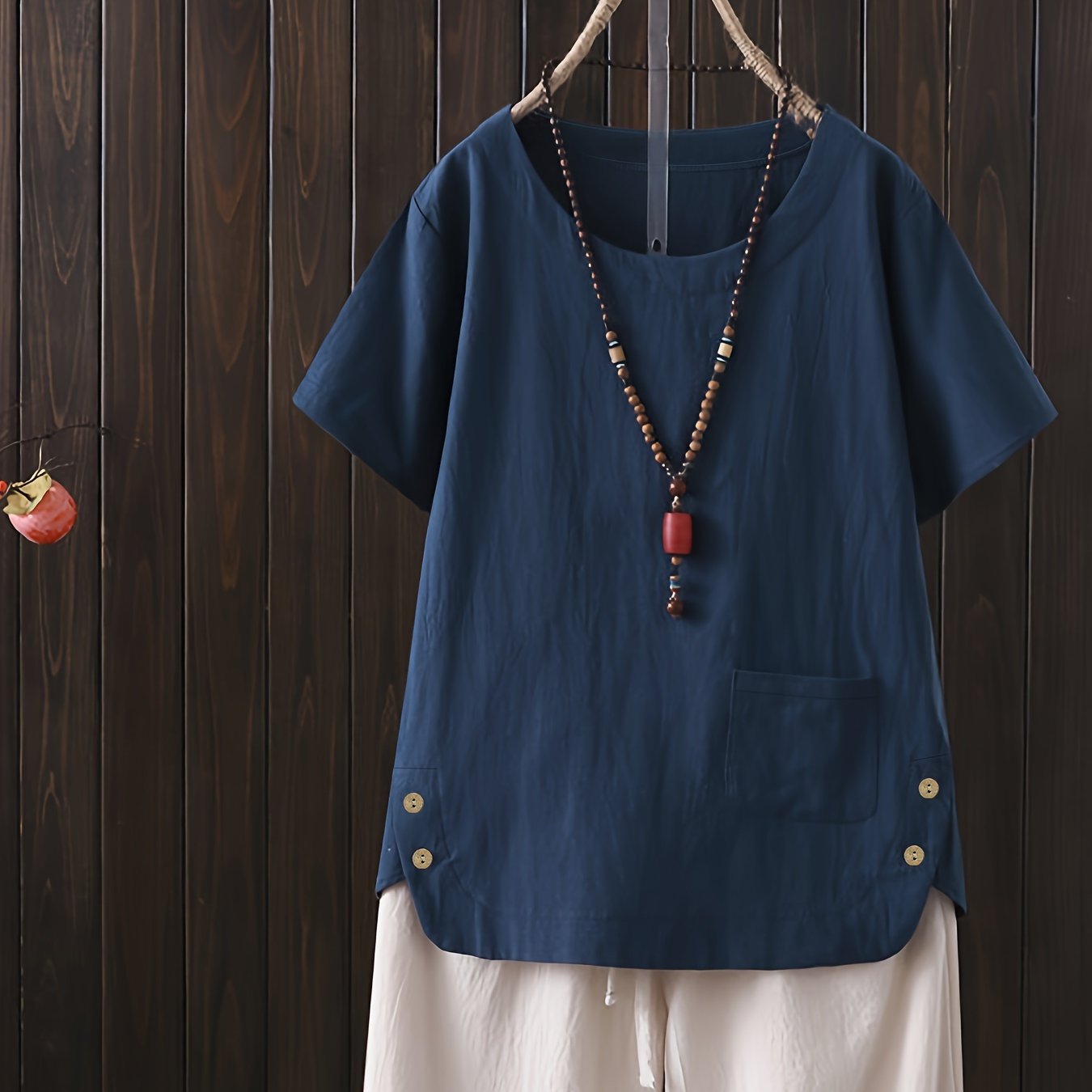 Ayollar uchun plussiz ko'ylak, yumshoq bo'yin va cho'ntak tafsiloti bilan, 65% polyester va 35% paxtadan tayyorlangan, bir rangli to'qilgan mato, 125g/m² - barcha fasllar uchun mos.