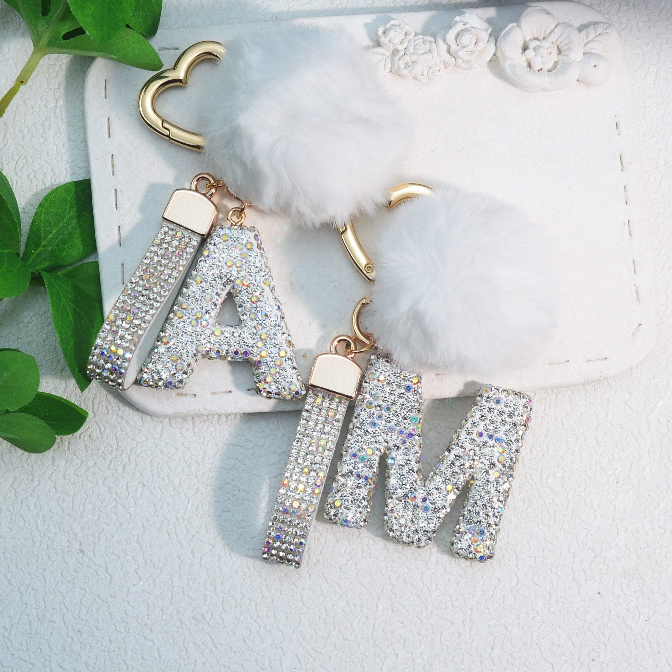 Llavero de PVC con iniciales de pedrería rosa y blanca con cierre de puño para mujeres