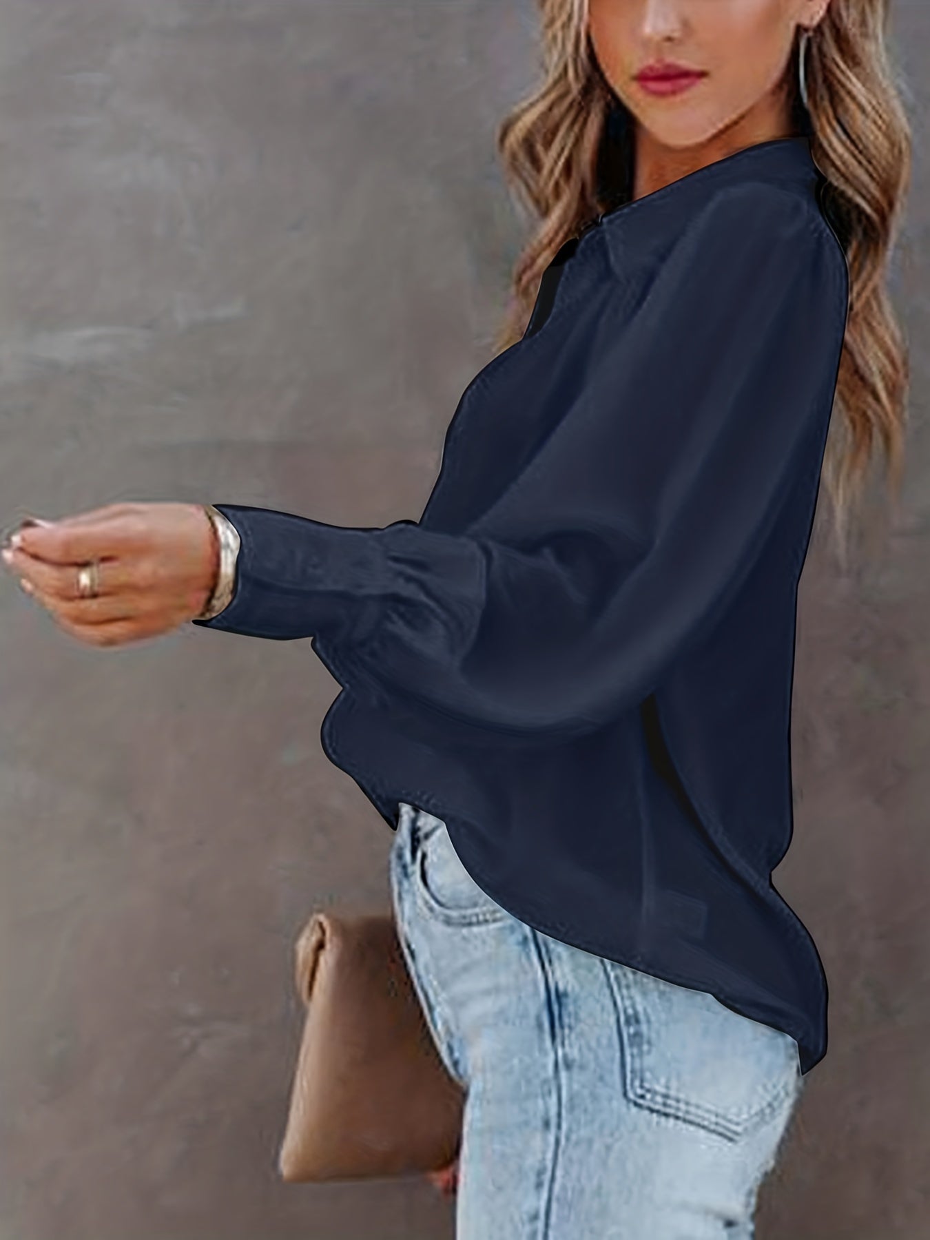 Блузка большого размера однотонная с пуговицами, лацканом и длинными рукавами-фонариками