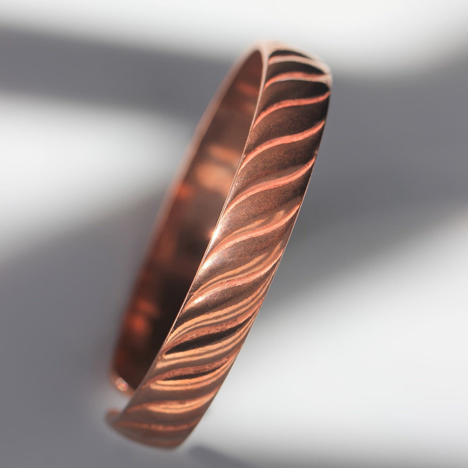 Zamonaviy misdan yasalgan bilaguzuk, ajoyib binafsha rangida, erkaklar va ayollar uchun mos. Har kuni kiyish uchun yoki partiyalar uchun sovg'a sifatida ideal, bohem va minimalist uslubining aralashmasini o'z ichiga oladi.