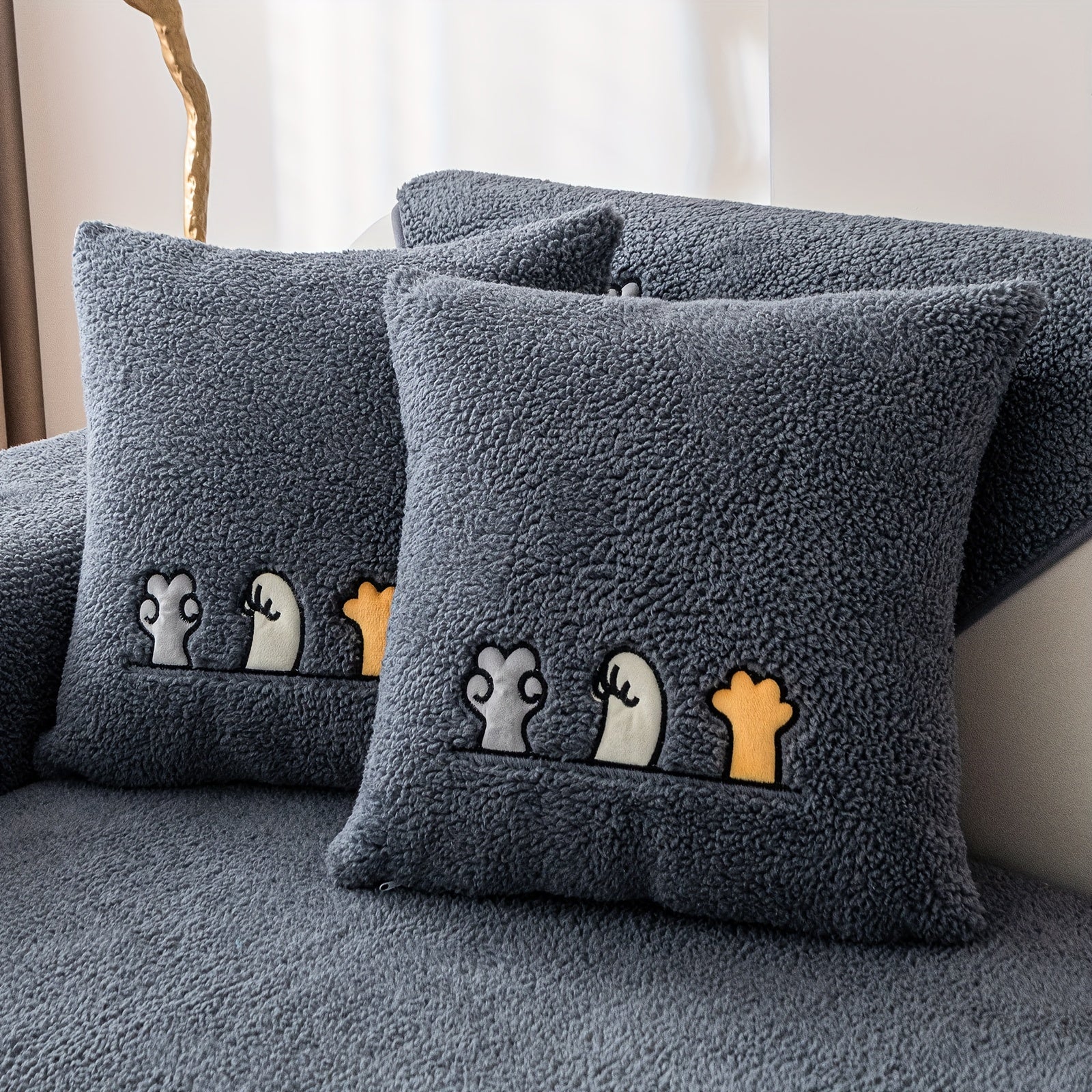 Zamonaviy yumshoq divan qoplamasi, oyoq izlari naqshli tikuv bilan, divanlar uchun sirpanmas himoya, mashinada yuvish mumkin va turli xil mebellar uchun mos.