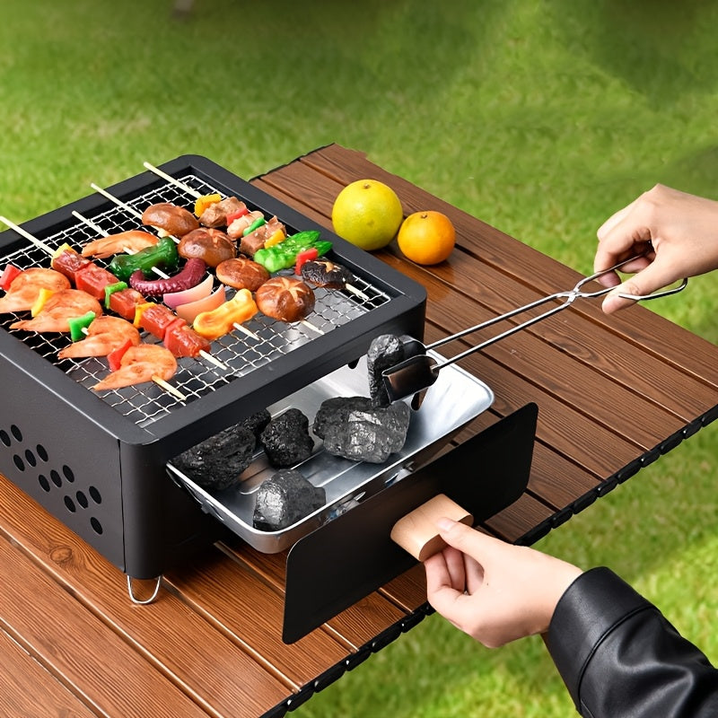 Kuchli metall materiallardan tayyorlangan kvadrat portativ ichki barbekyu grili to'plami, ajratiladigan oyoqlar va pishirish panjarasi bilan, kul panasi mavjud. Yoqg'ich kiritilmagan. Uyda foydalanish uchun ideal.