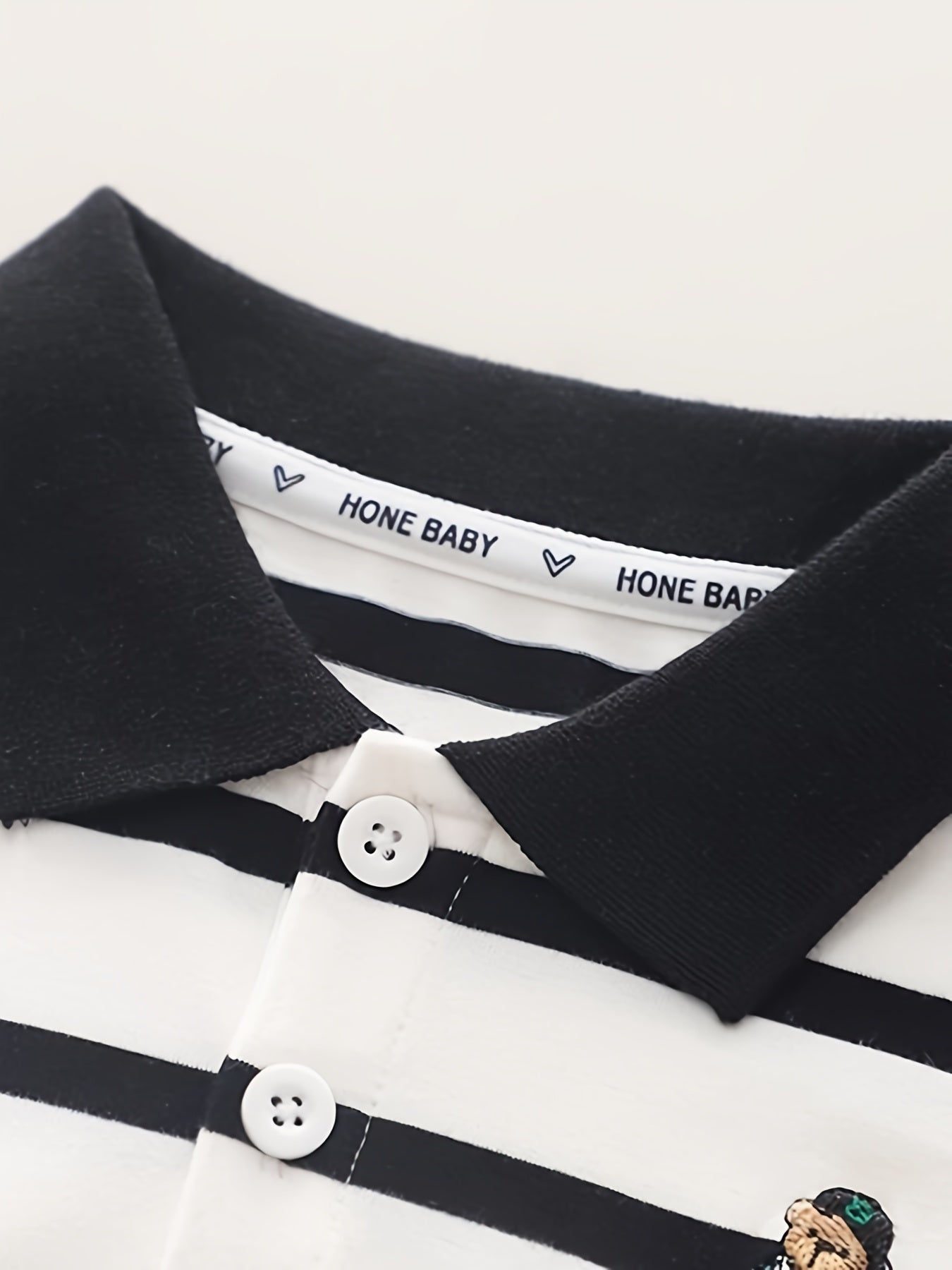 Yoz uchun mukammal, nafas oladigan polyester aralashmasidan yasalgan bolalar uchun chiziqli ko'ylaklar.