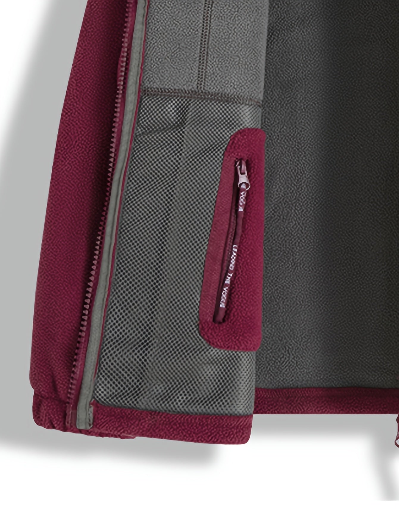 Erkaklar uchun qishki fleys jakketi, turli faoliyatlar uchun ideal, turli cho'ntaklar bilan. Qalin, shamol o'tkazmaydigan va iliq. Polyester fleysdan tayyorlangan.