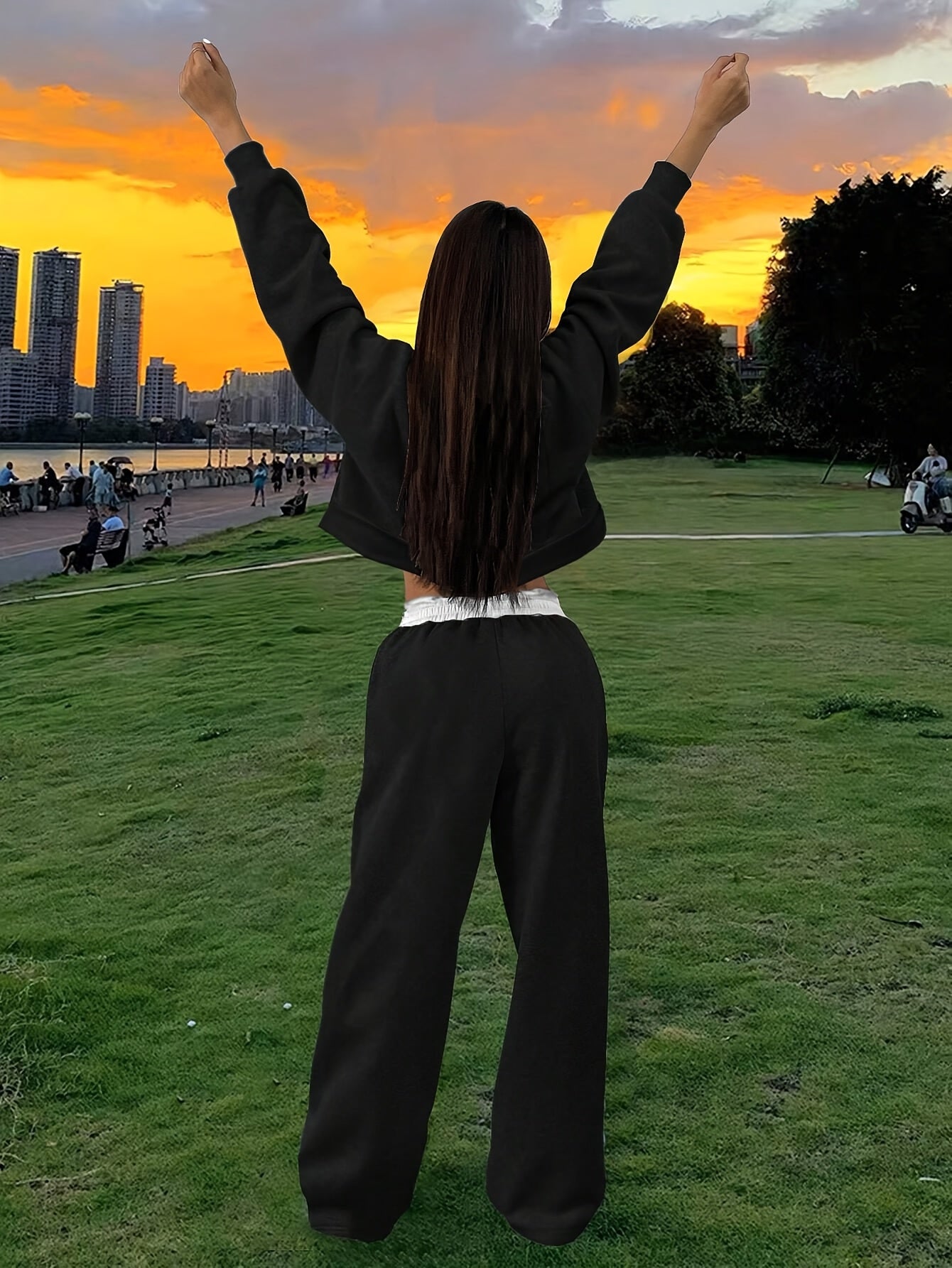 Conjunto de top y pantalones jogger de manga larga con letras y cuello asimétrico para mujer