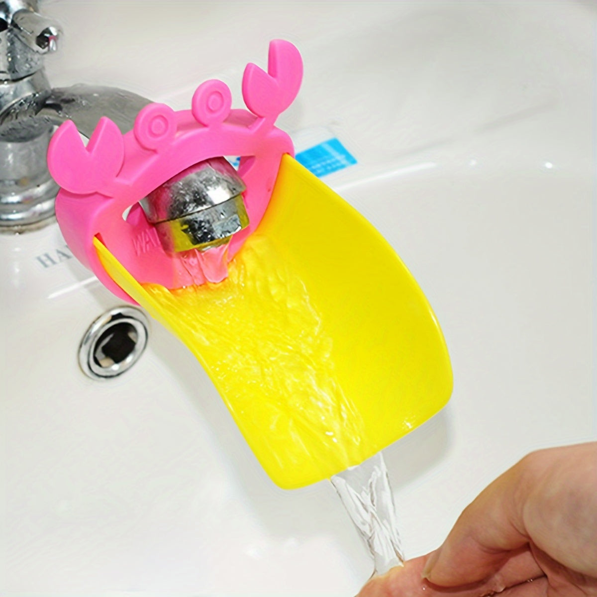 Bolalar uchun qisqichbaqa shaklidagi suv purkagichi qo'l yuvishni qiziqarli qiladi, multfilm dizayni bilan.