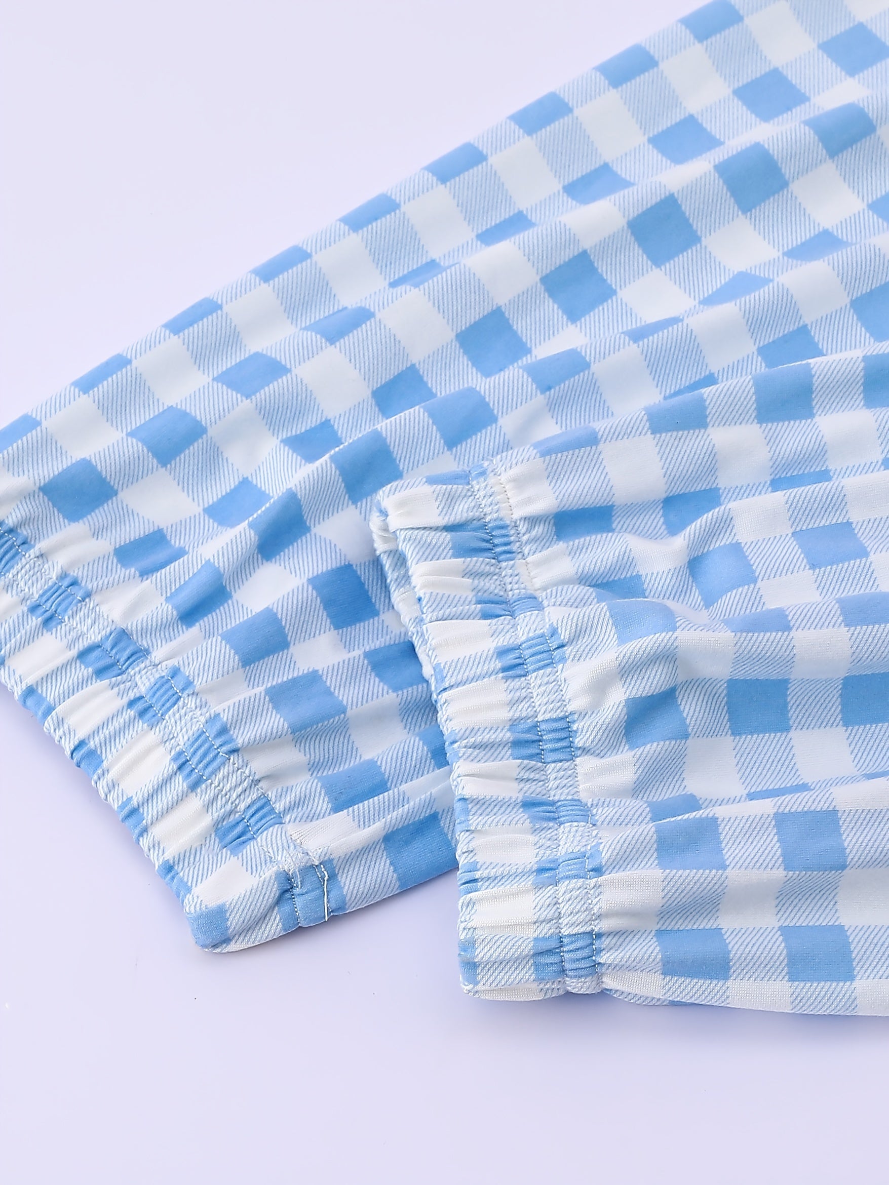 Ayollar uchun plussiz qulay pijama to'plami, yumshoq uzun qo'lqopli futbolka va qulay loungewear uchun plitkali shimlar.