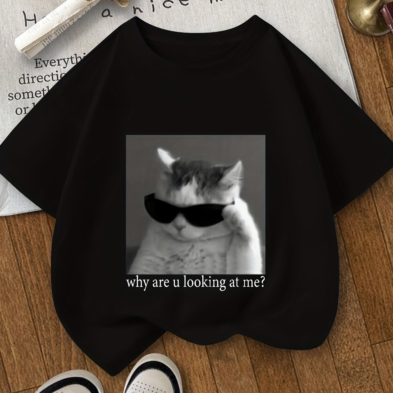 Qizlar uchun zamonaviy mushuk grafik futbolkasi, qulay polyester aralashmasidan tayyorlangan. Tashqi o'yinlar va tasodifiy kiyimlar uchun ideal, 8-14 yoshdagi bolalar uchun mos.