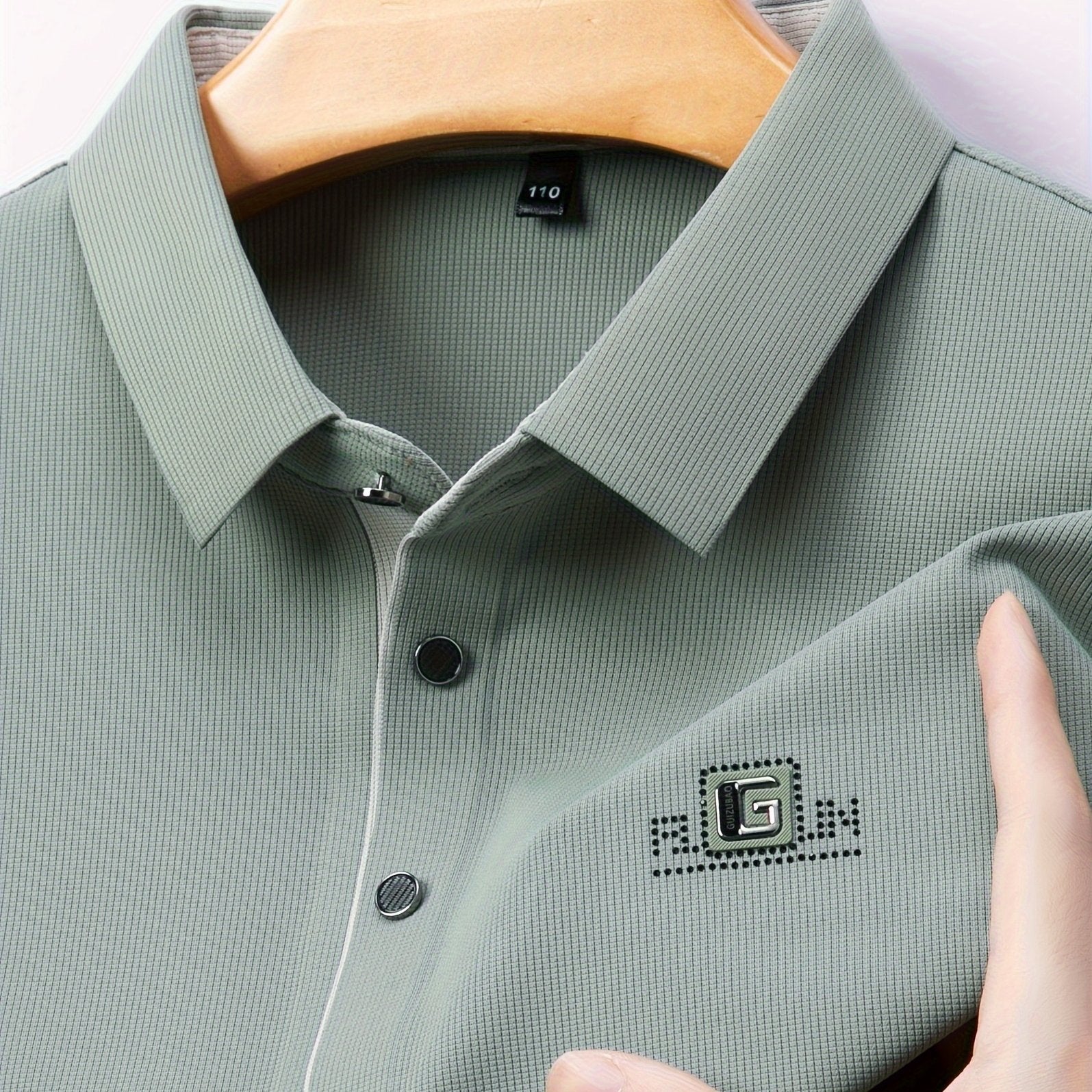 Camisa de manga larga de color sólido para hombre con botones, cuello de solapa y detalles con logotipo