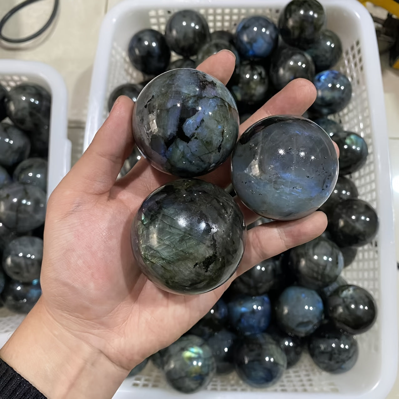 Labradorit toshli globus, xona bezaklari va meditatsiya uchun silliqlangan to‘p