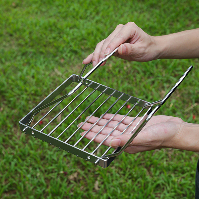 Sayohat va tashqarida ovqat pishirish uchun yig'iladigan oyoqlarga ega portativ zanglamaydigan po'latdan yasalgan gril