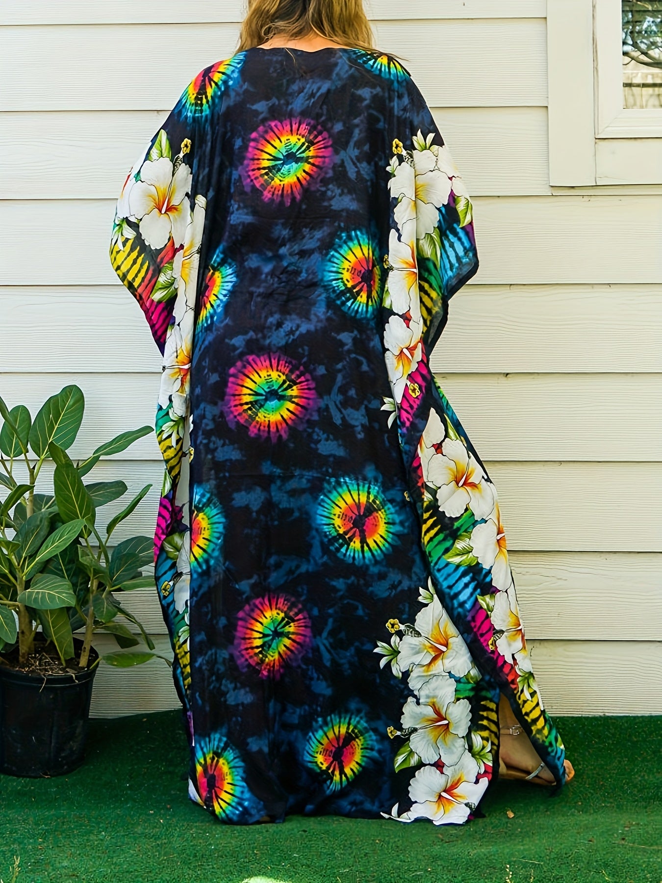 Ayollar uchun kattaroq o'lchamdagi V-shaklli bo'yinli gullar bilan bezatilgan kaftan kiyi, batwing shortli bilan