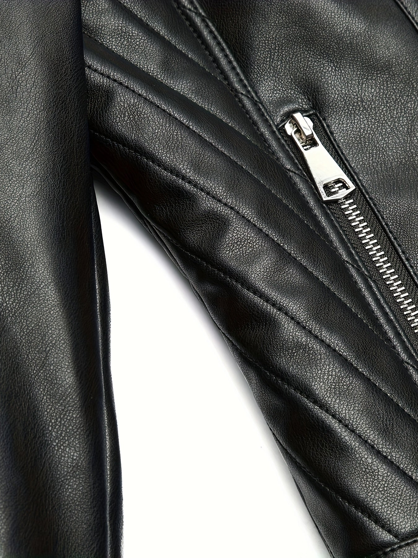 Katta o'lchamdagi qora PU charm moto kurtka, uzun yenglar, zip-up old qismi va tugmachali bilaklar bilan, ko'p qirrali kuz/qish uslubi uchun.