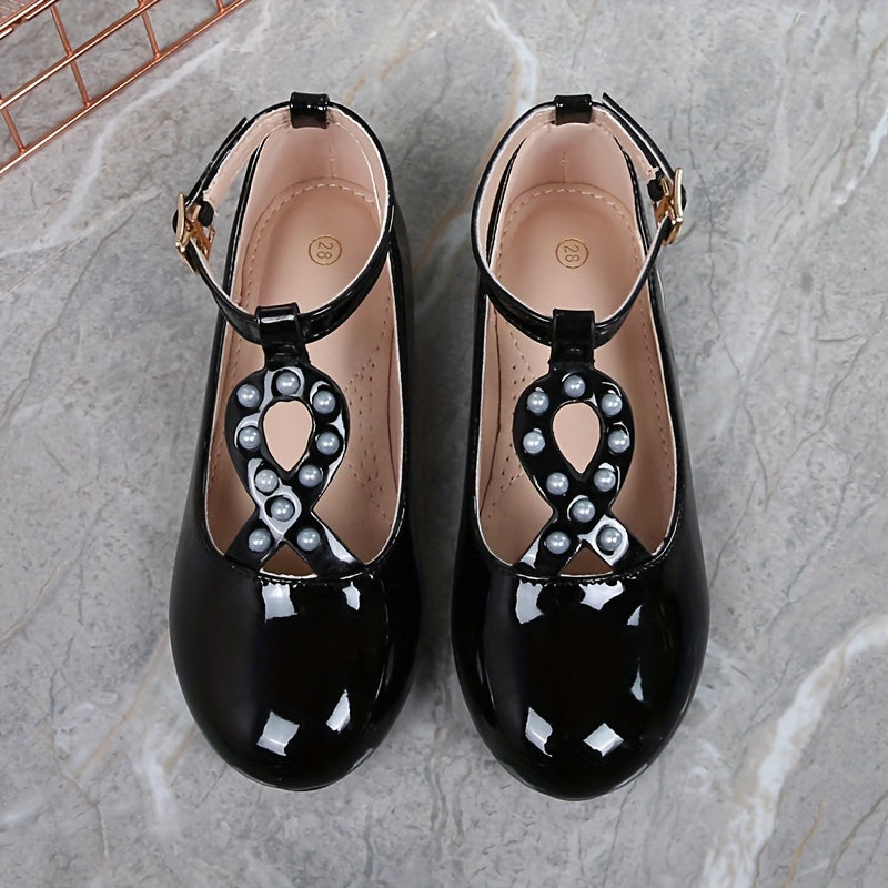 Zinati qora malika poyabzallari, marosimlar va ochiq havoda faoliyatlar uchun mukammal, marjonli bezaklar bilan.