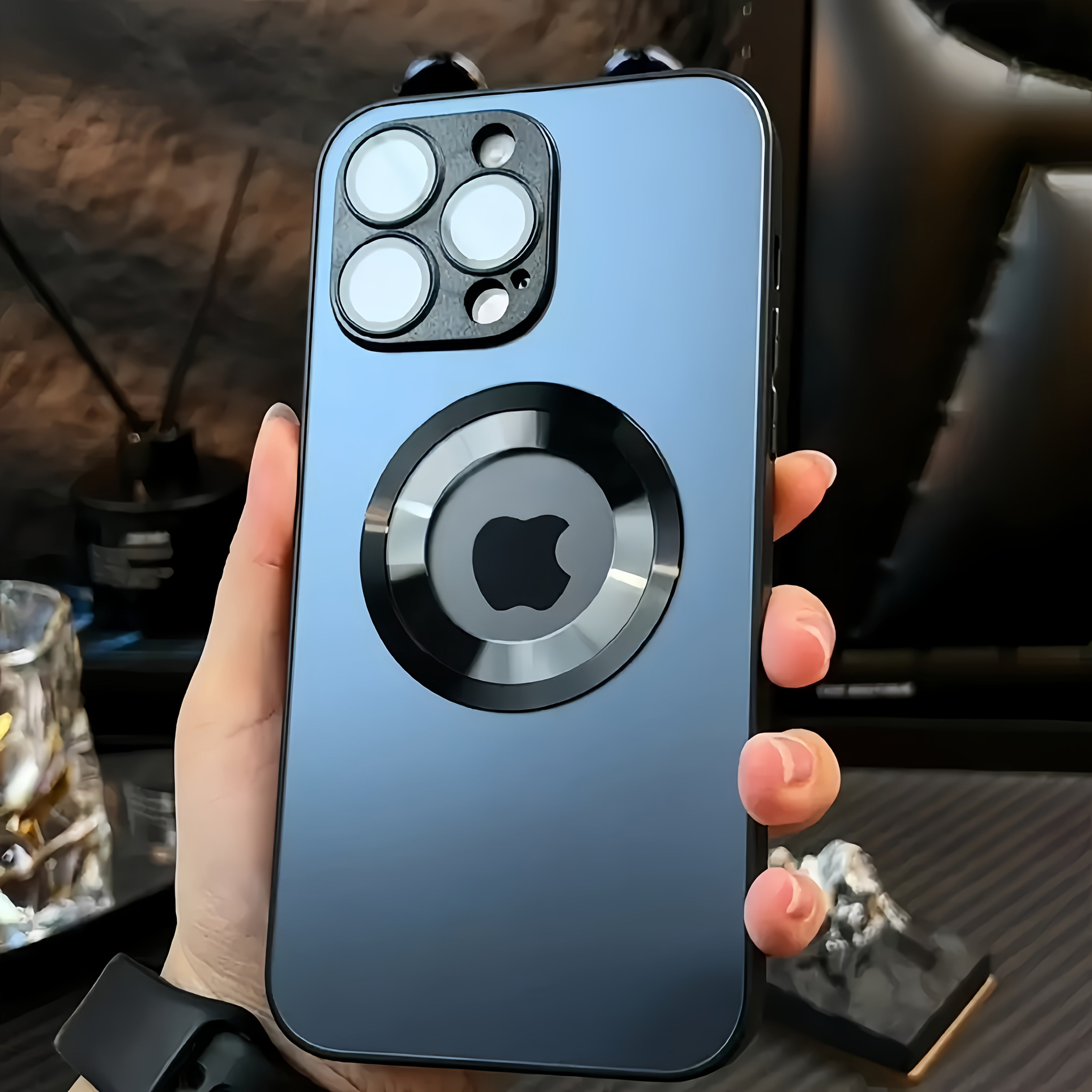 Роскошный металлический чехол для телефона из титана с полым логотипом, разработанный для Iphone 16-11 Pro Max Plus. Особенности включают магнитную беспроводную зарядку, защиту объектива камеры от ударов.