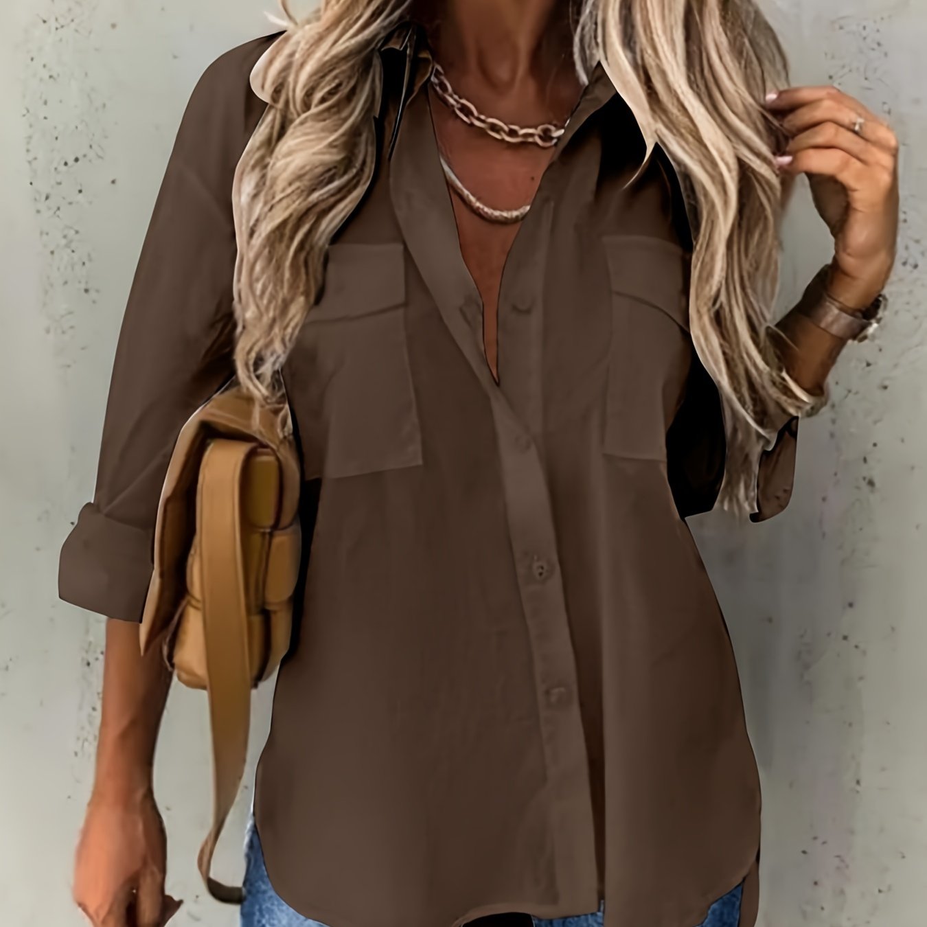 Plus o'lchamli ayollar uchun yengil ko'k rangli kundalik bosma tugma bilan old qismi ko'krak cho'ntaklari bilan ko'ylak