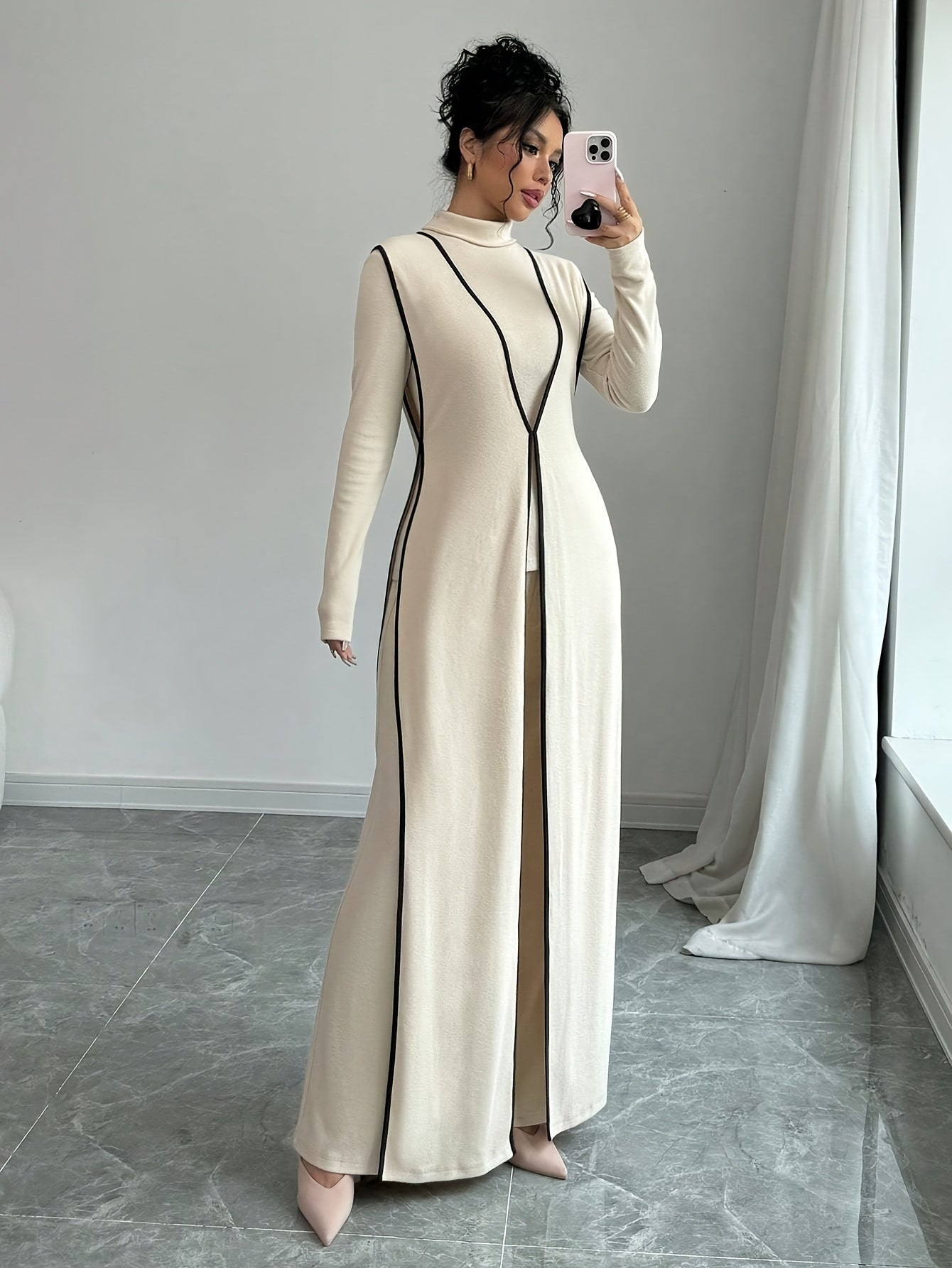 Шикарный комплект с длинным рукавом, воротником, облегающими брюками, безрукавным пальто с черными полосками.