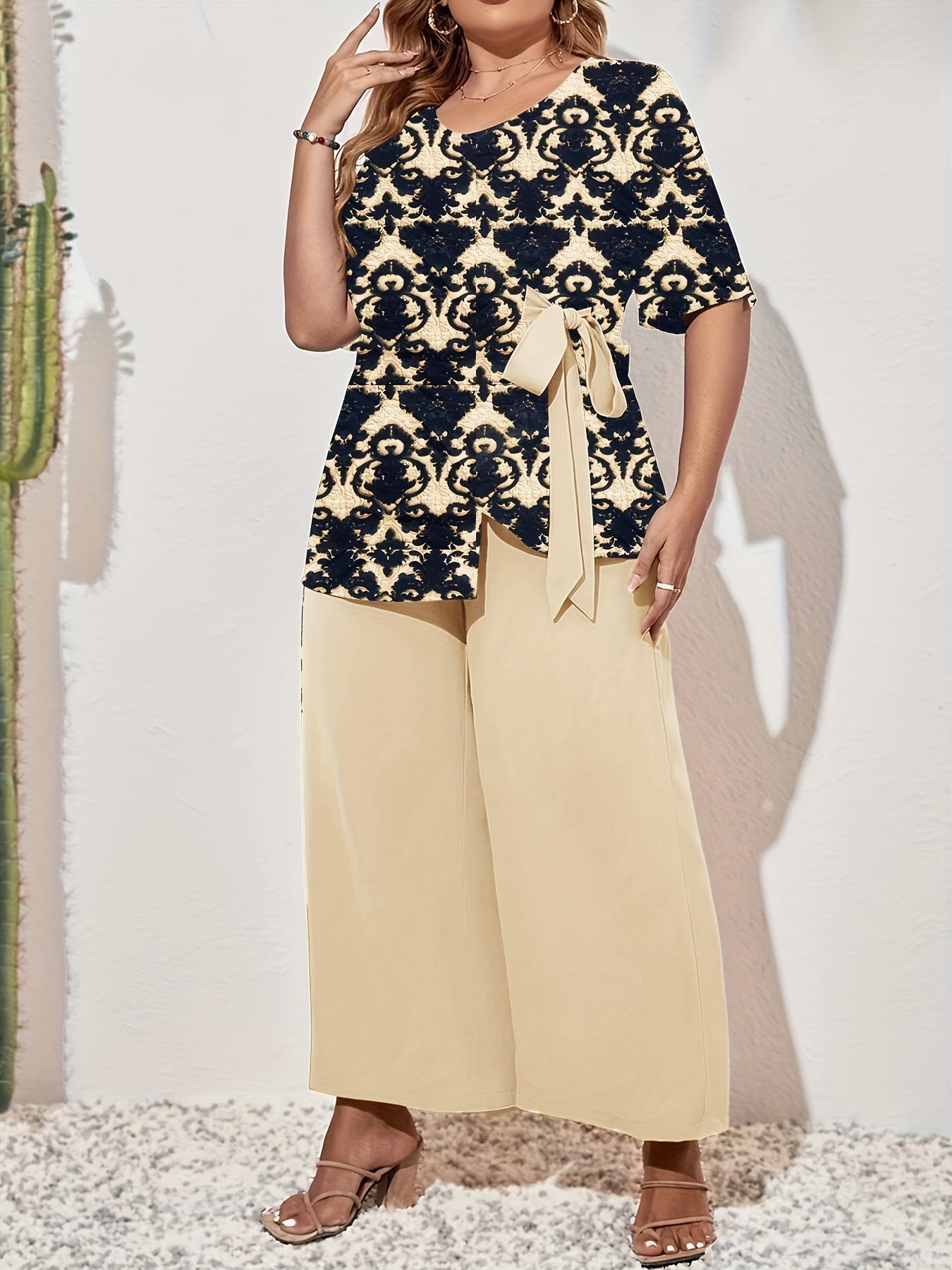 Ayollar uchun crew neck qisqa yengli tugma tepa va shimlar to'plamidan iborat plus size rangli blokli ikki qismli to'plam.