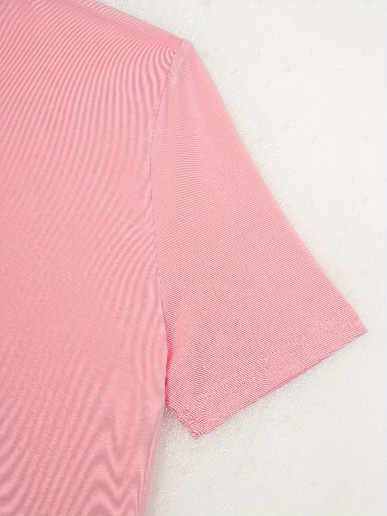 Qisqa yengli krujka bo'yinli, yig'ilgan shimlar bilan ayollar uchun dam olish kiyimlari to'plami