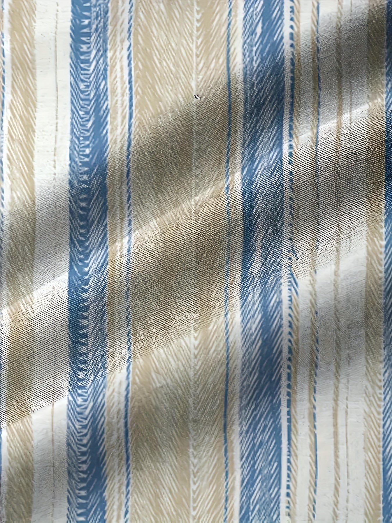 Erkaklar uchun zamonaviy yoz ko'ylagi to'qilgan polyester va elastan aralashmasidan tayyorlangan. Geometrik chiziqli gingham yaka, qisqa yenglar bilan bezatilgan, tugma yopilishi, cho'ntak detali va oddiy kesimga ega.