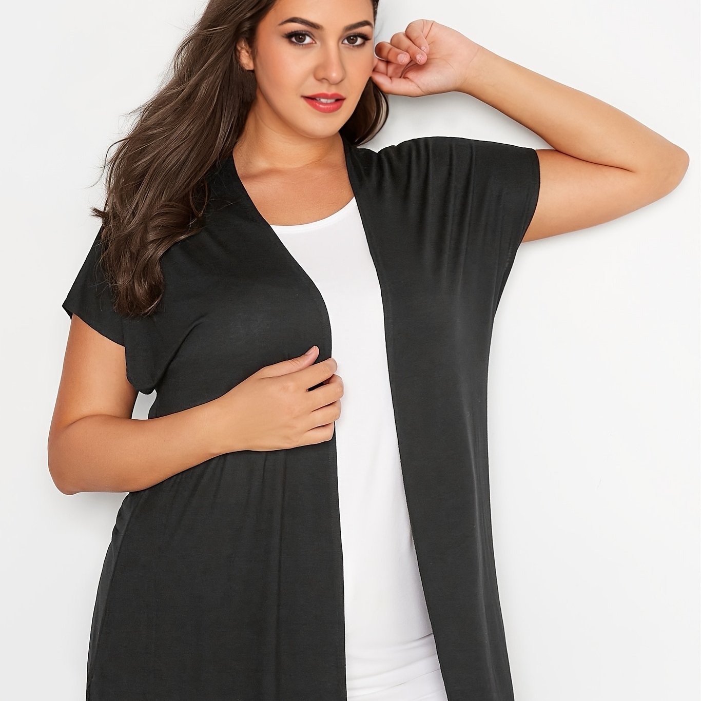 Plus o'lchamdagi ayollar uchun kundalik kardigan qisqa qo'lli va yon bo'laklar bilan