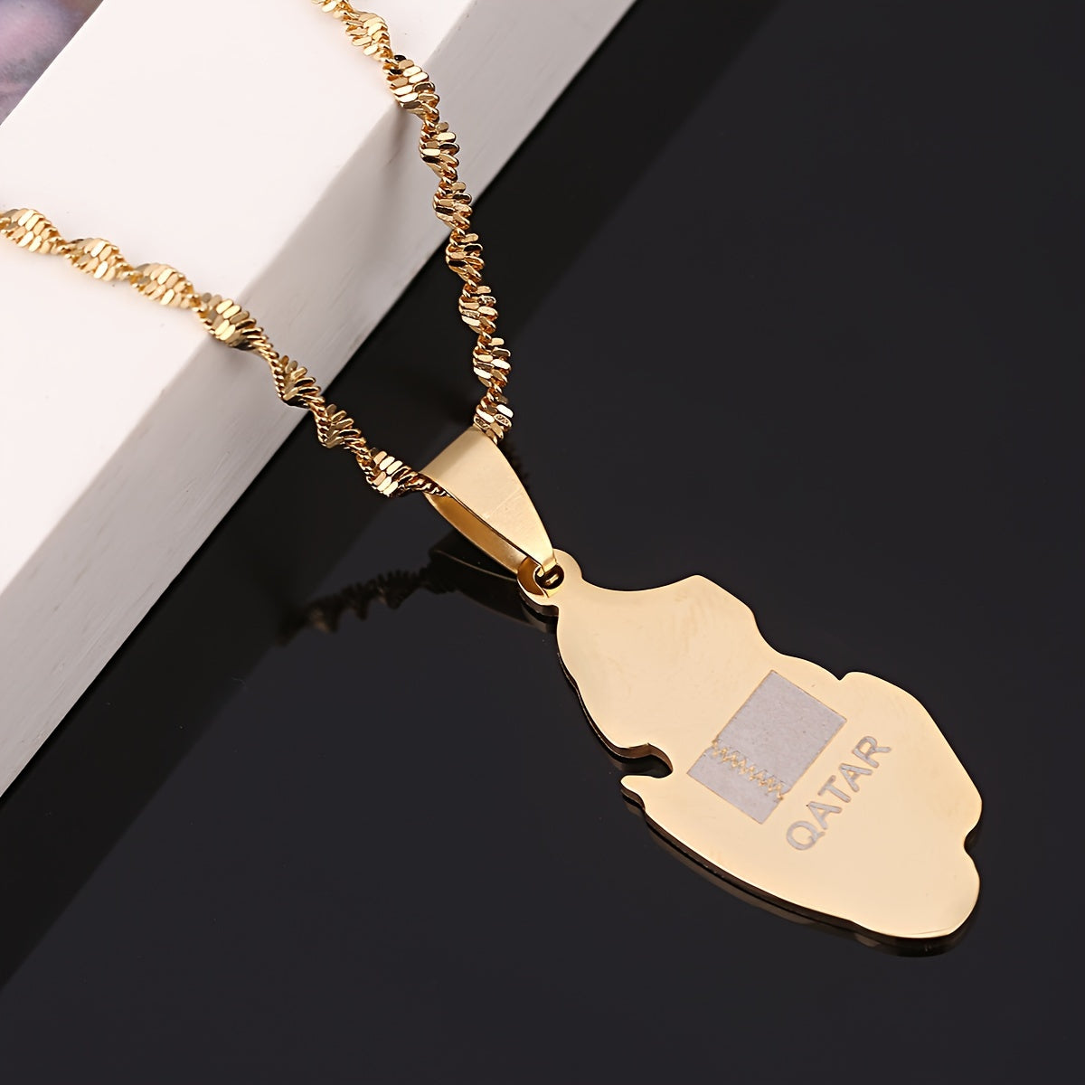 Ushbu zanglamas po'latdan yasalgan Qatar pendant marjon oddiy qabil uslubida bo'lib, kundalik va bayram kiyimlari uchun mukammaldir. U barcha fasllarga mos keladi va mozaika dizayniga ega emas.