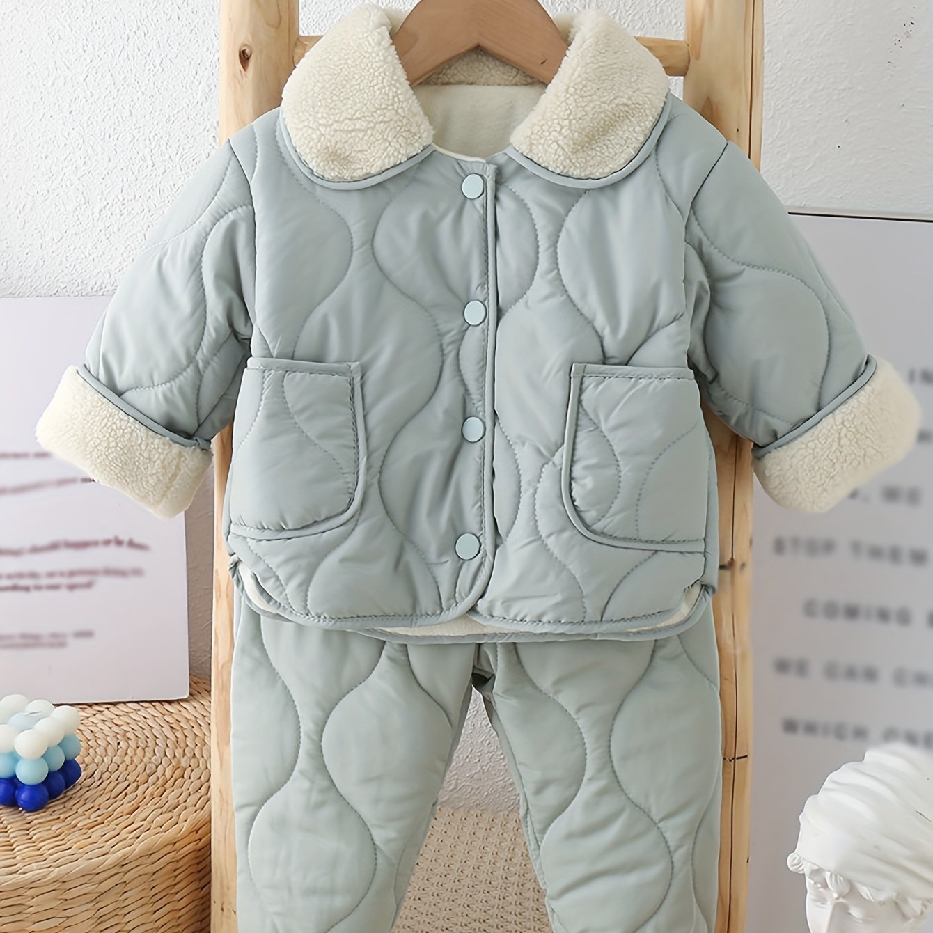 Kuz/qish uchun qulay teddy yaka bilan qalin ikki cho'ntakli kiyim to'plami. Mashinada yuvish mumkin, bir rangda, polyesterdan tayyorlangan, ochiq havoda kiyish uchun mukammal.