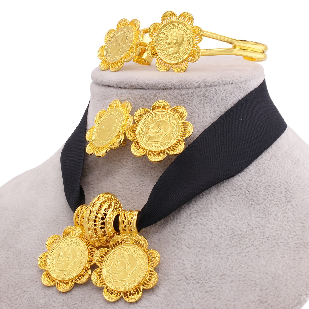 5 ta qismdan iborat hashamatli zargarlik to'plami, shu jumladan, taqinchoqlar, marjon, bilaguzuk va uzuk. Bir nechta ranglarda tanlash uchun muhr va gullar chetiga ega dizaynni o'z ichiga oladi. An'anaviy kelin kiyimlari uchun mukammal.