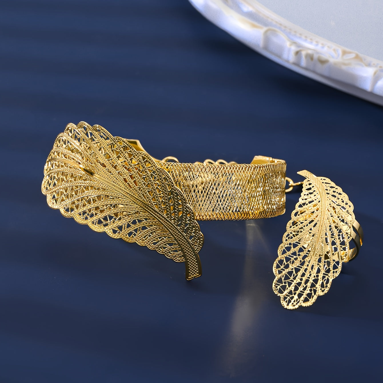 Oltin bilan qoplangan zargarlik to'plami, quloqchinlar, zanjir, uzuk va bilaguzuk bilan, O'rta Sharq vintage uslubida