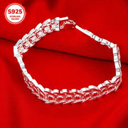 Ayollar uchun mo'ljallangan, Klassik Keng Tangalar Dizayni bilan bezatilgan, Gipoallergen va har kuni kiyish va maxsus tadbirlar uchun mos keladigan Stylish 925 Sterling Silver Bilaguzuk. Onalar kunida sovg'a berish uchun mukammal.