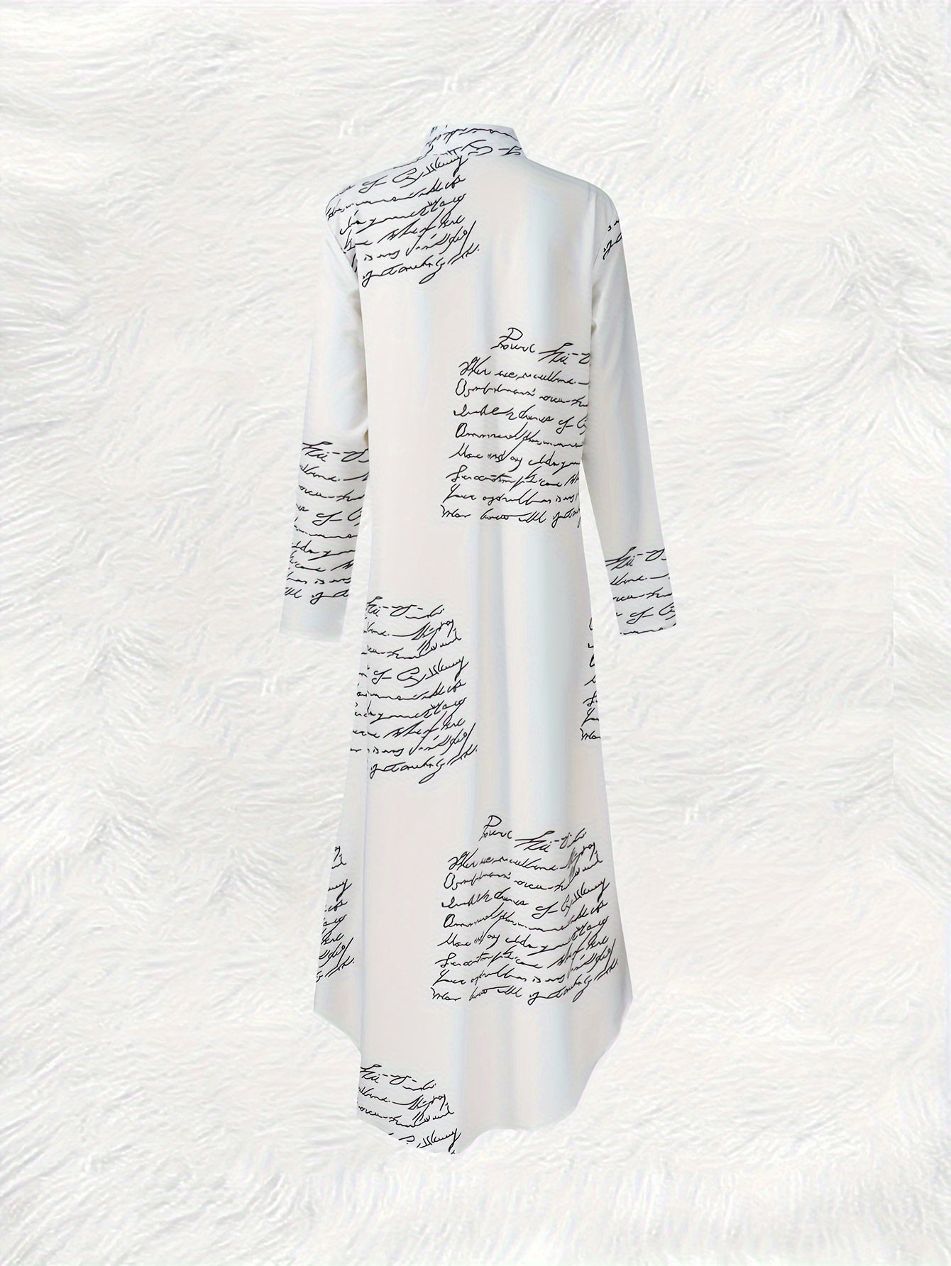 Yoz va kuz ta'til uslubi uchun harf bosma, tugmachali old qismi va uzun yenglari bo'lgan maksi ko'ylak.