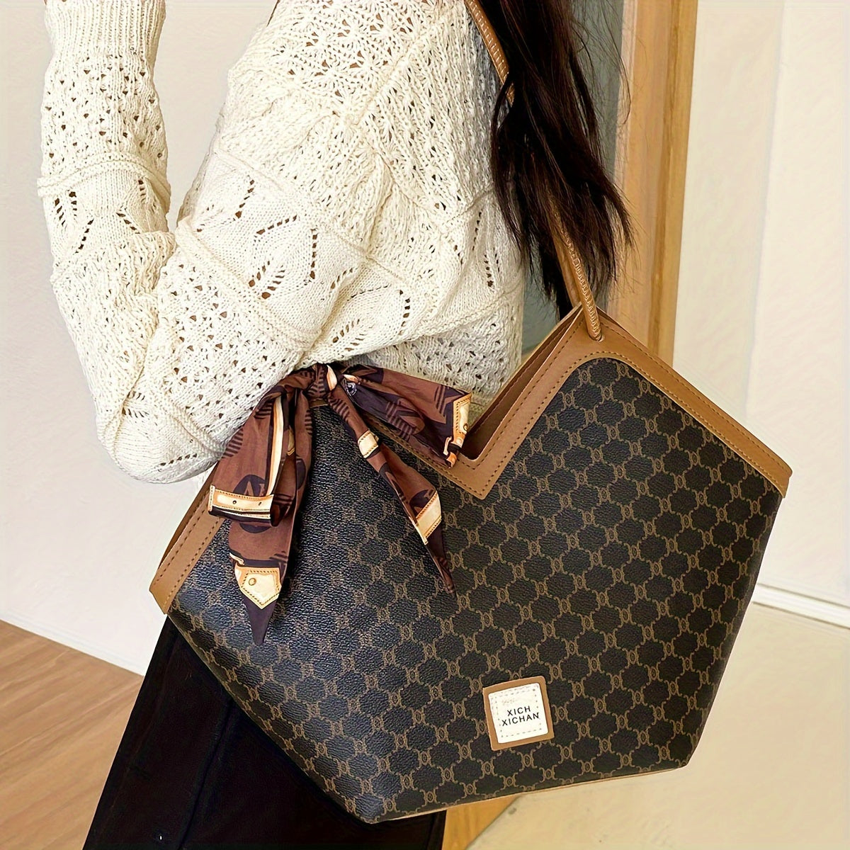 Ayollar uchun sharf bezakli va nafis dizaynga ega bo'lgan klassik nişli naqshli sumka.