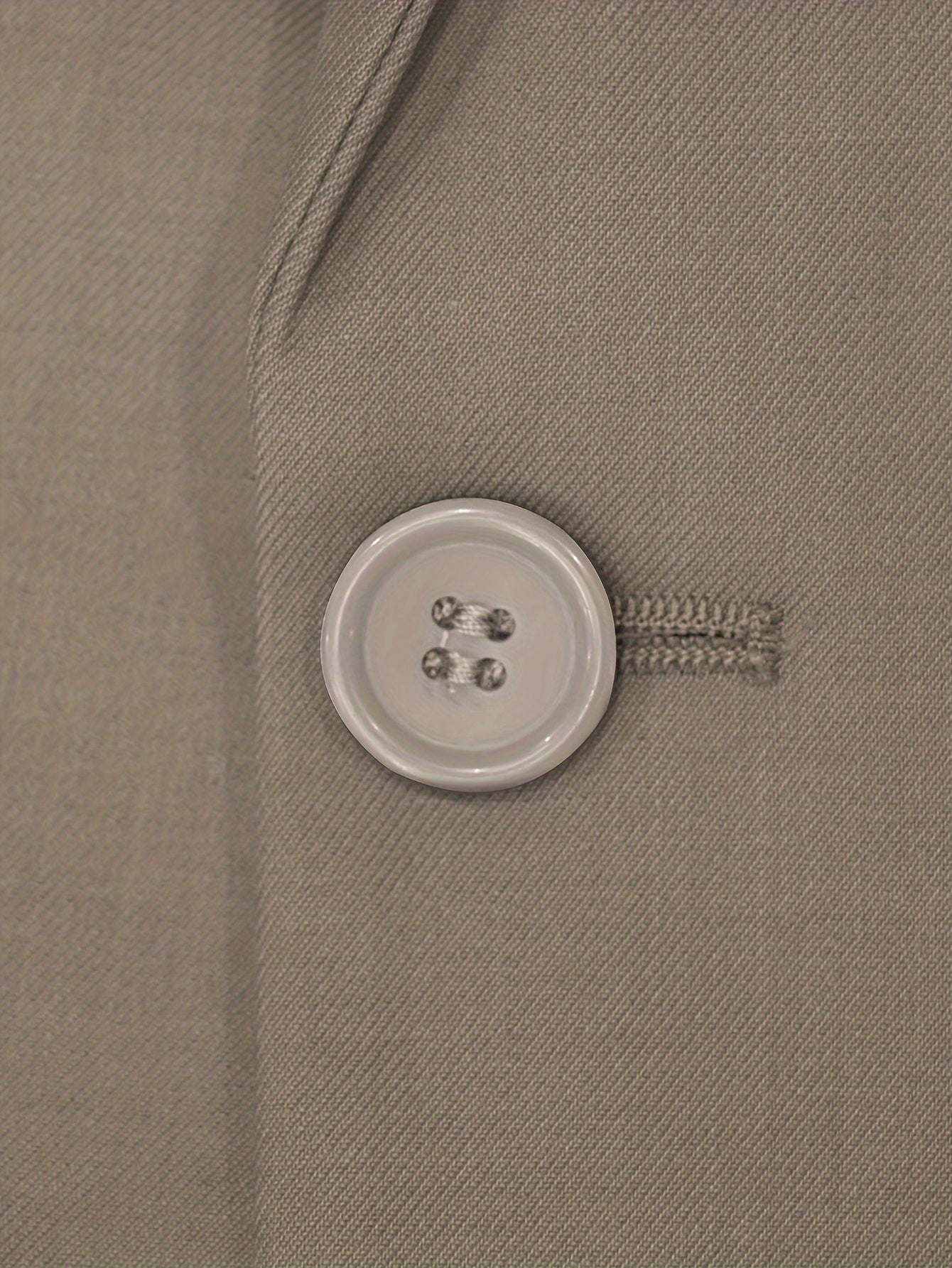 Bir xil rangdagi erkaklar kostyumi, muhrlangan cho'ntaklar, oddiy kesimli shimlar, biznes va to'ylar uchun mukammal.