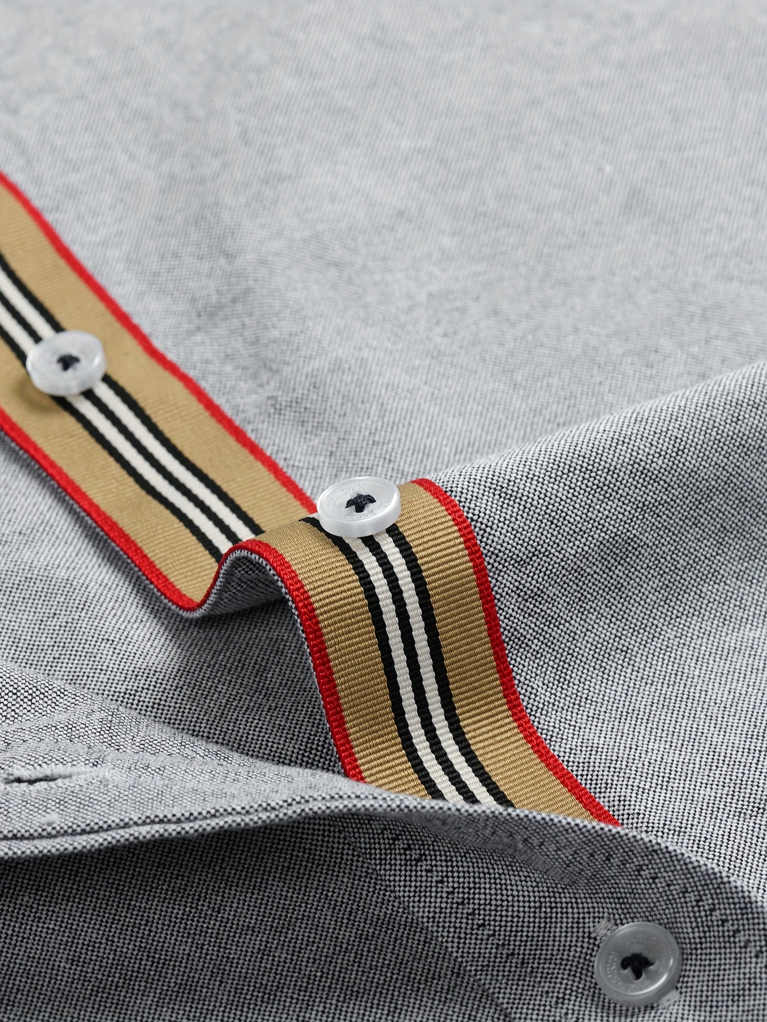 Vintage uslubidagi erkaklar uchun paxta o'rdak ko'ylagi, chiziqli yaka, uzun yenglar va ko'krak cho'ntagi bilan. Cho'zilmaydigan, tugmachali uslub, 2024 yil kuz uchun mukammal. Hashamatli plaid dizayni, erkaklar uchun ko'p maqsadli.