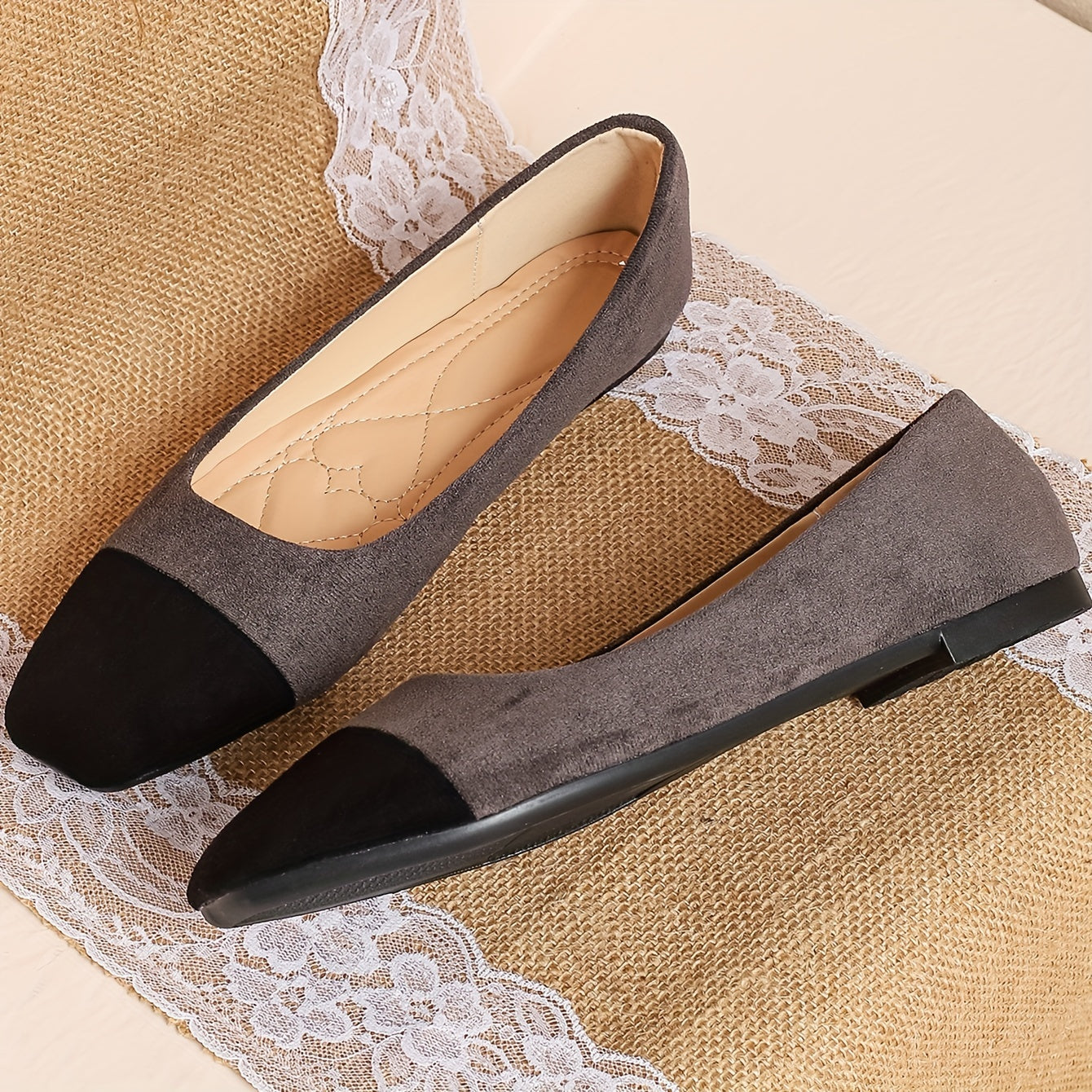 Ayollar uchun rang-barang slip-on tufli katta o'lchamda qulay kvadrat barmoqli poyabzal