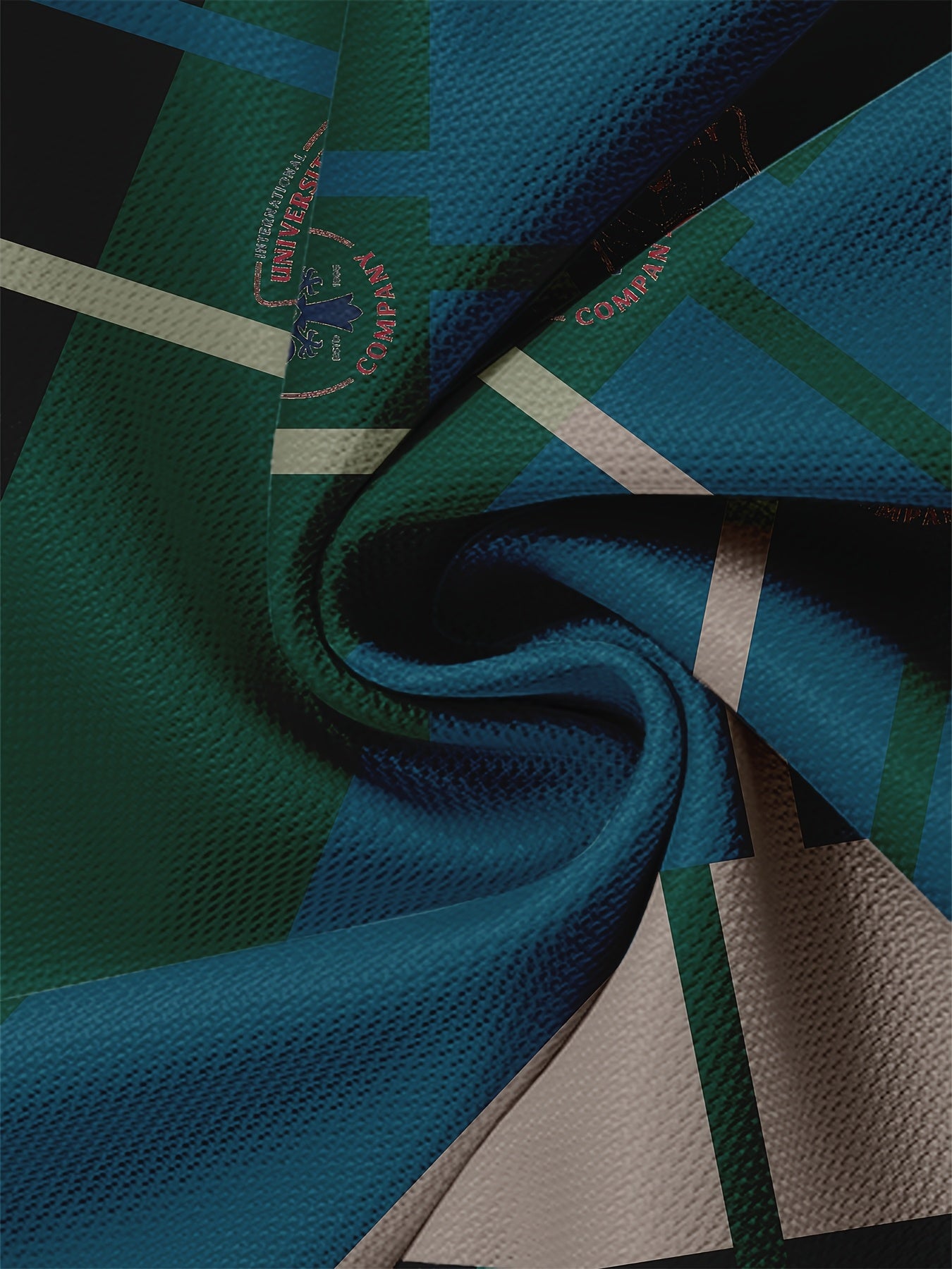 Zarif erkaklar futbolkasi keng va tor chiziqlar bilan, yumshoq bo'yin, polyester material, ozgina cho'ziluvchan, bir xil rang, oddiy kesim, to'qilgan mato, 110 g/m² mato og'irligi. Har mavsum uchun mos.