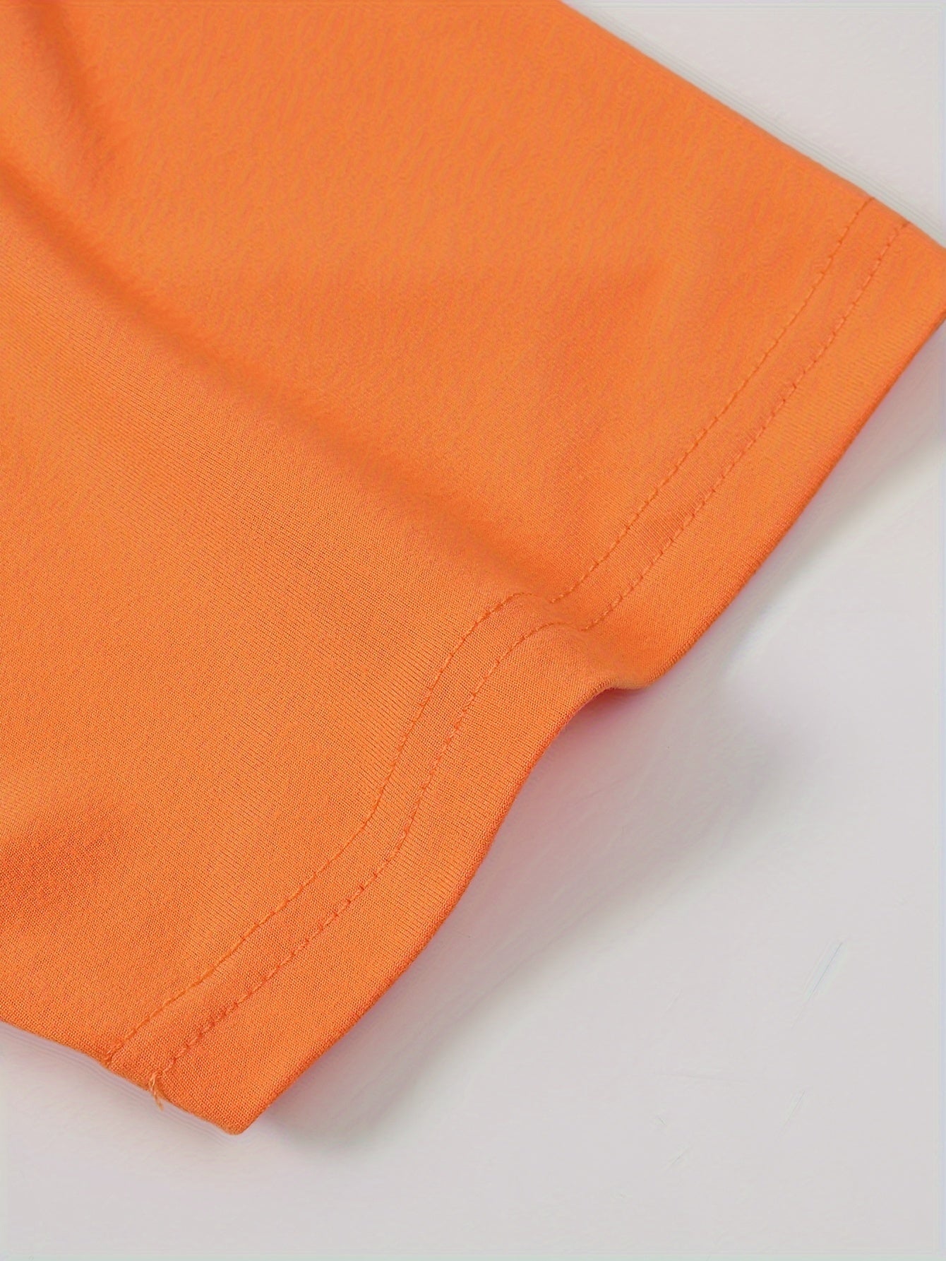 MBDMBD Erkaklar uchun Zamonaviy Harf Bosma T-Shirt, Oq rangda "FOCUS" Dizayni bilan. 180g/㎡ Polyester Aralashmasidan tayyorlangan.