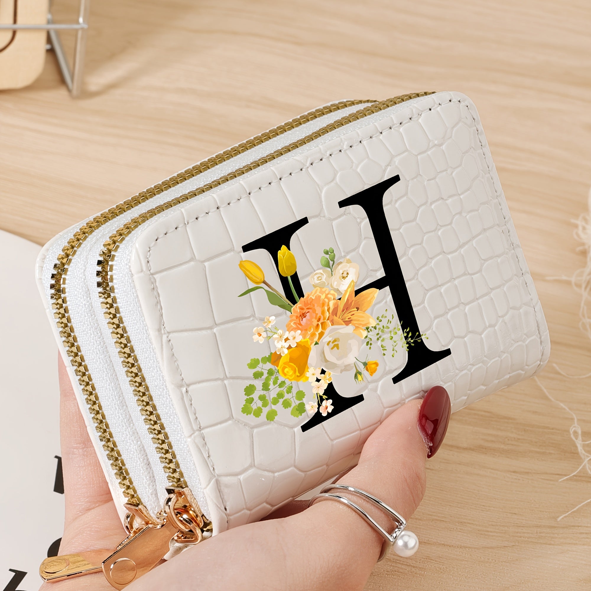 Bir nechta slotlari va zamonaviy fermuari bo'lgan mustahkam kredit karta saqlash sumkasi, maktab, yotoqxona va maktabga qaytish uchun zarur bo'lgan buyumlar uchun.