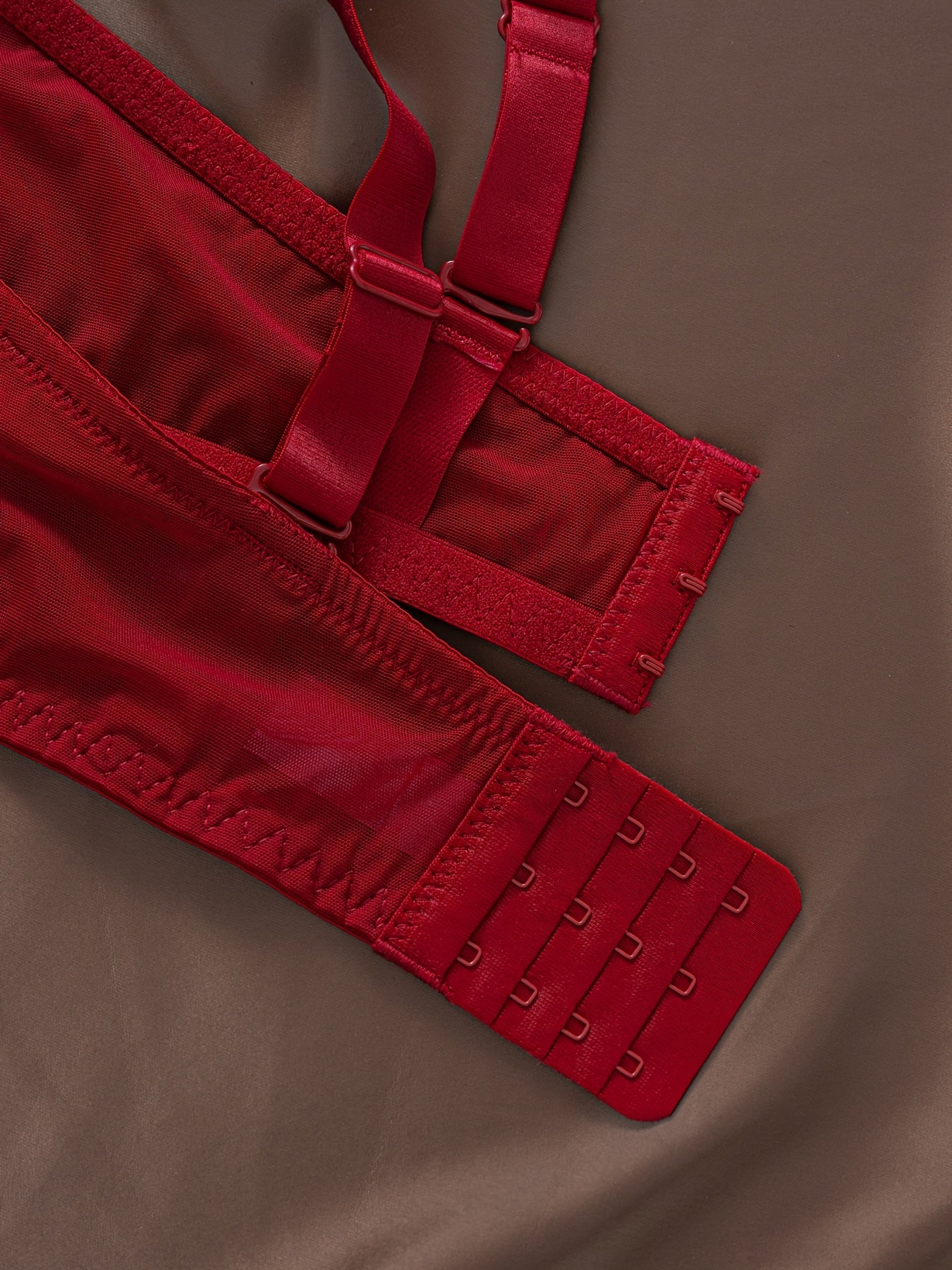 Conjunto de sujetadores de encaje de talla grande con aros y almohadillas no removibles en negro, blanco y rojo, con encaje floral y de borde festoneado