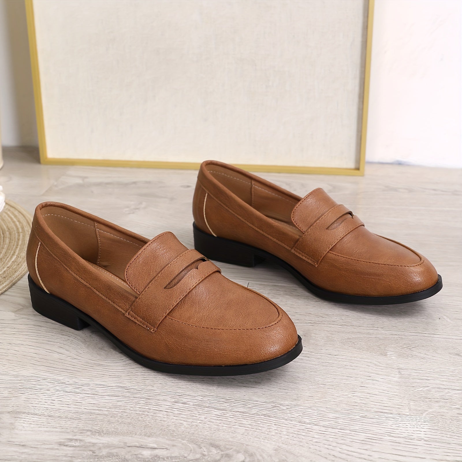Ayollar uchun zamonaviy jigarrang slip-on loafers qulay dumaloq barmoq, tekis tovon va TPR taglik bilan parvarish qilish oson va barcha mavsumlarda kiyish uchun mo'ljallangan sun'iy charm haydovchi poyabzalni o'z ichiga oladi.