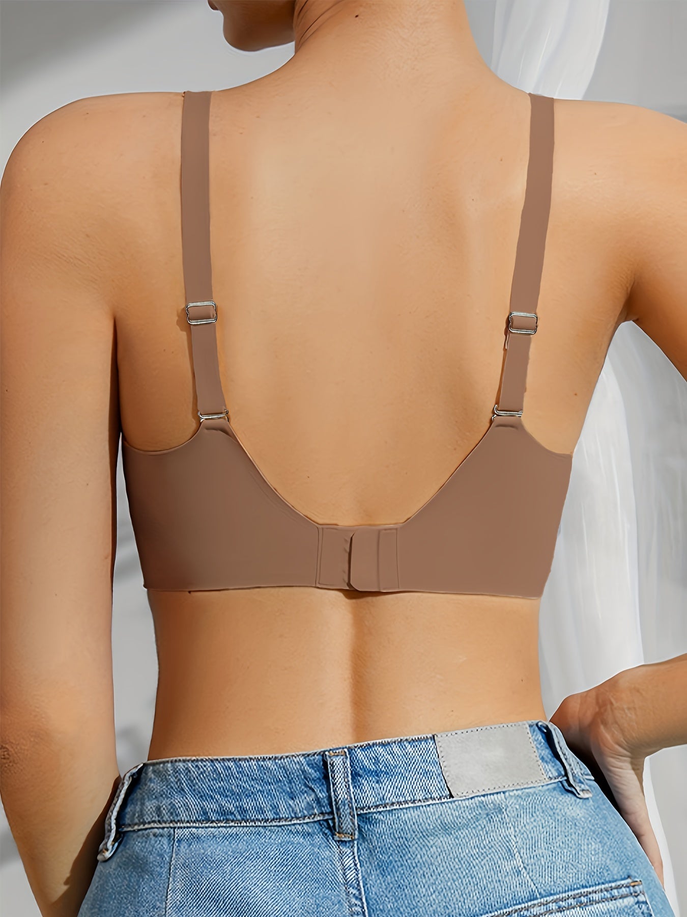 Бюстгальтер без проводов с V-образным вырезом, съемной подкладкой и охлаждающей, быстро сохнущей, дышащей тканью.