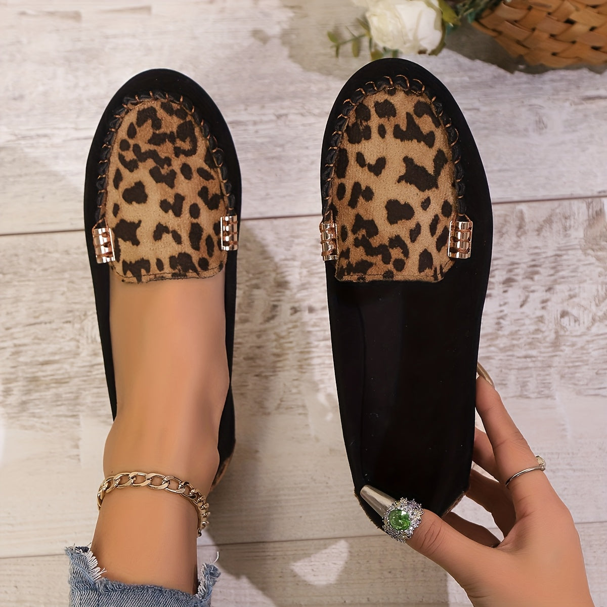 Leopard naqshli patchwork loaferlar, metall zanjir tafsiloti bilan, qulay barcha mavsumda kiyiladigan poyabzal